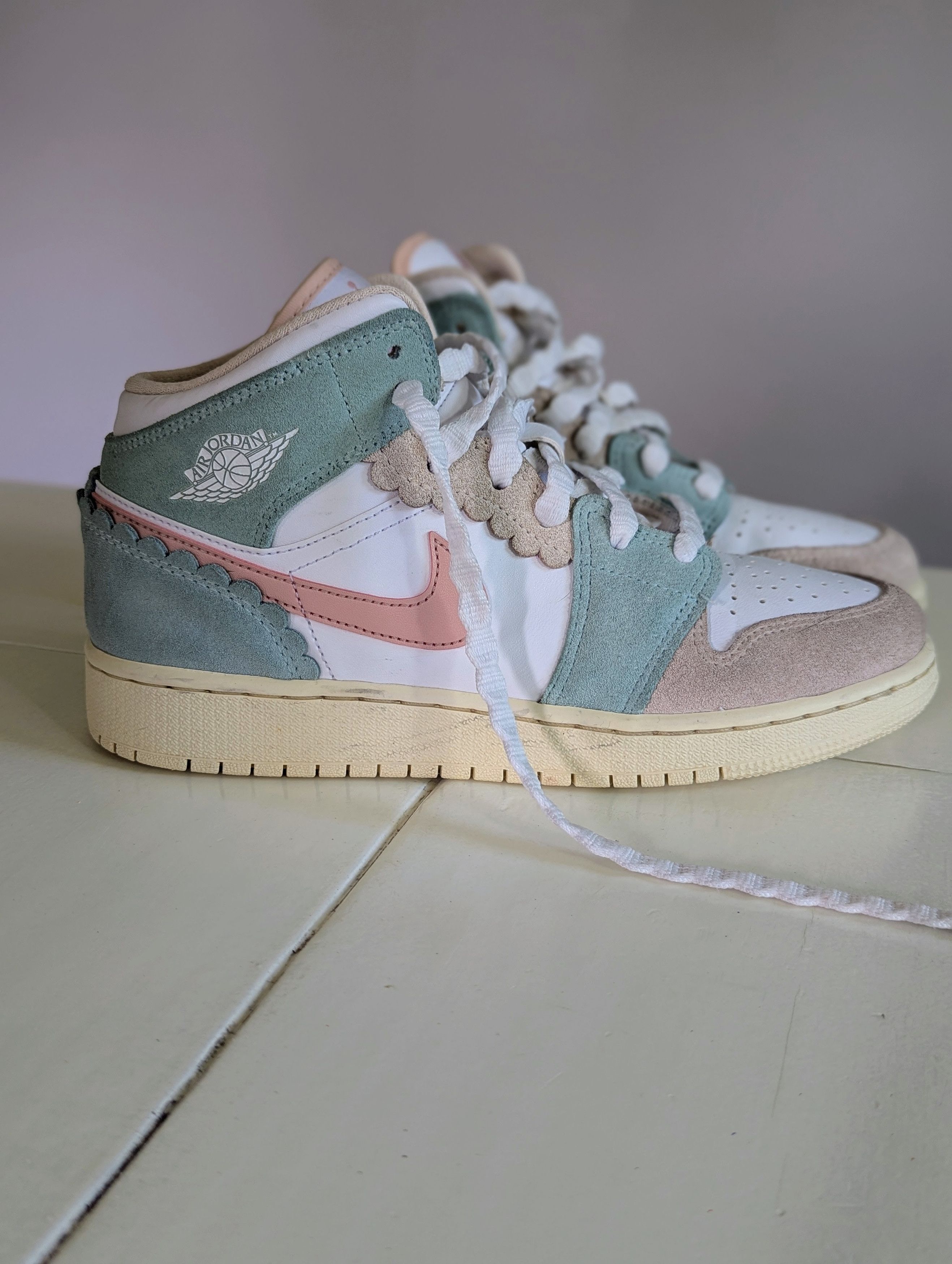 Nike Nike Air Jordan 1 Mid SE GS Scalloped Edge 5.5Y (Women 7) Size US 7 / IT 37 - 3 Thumbnail
