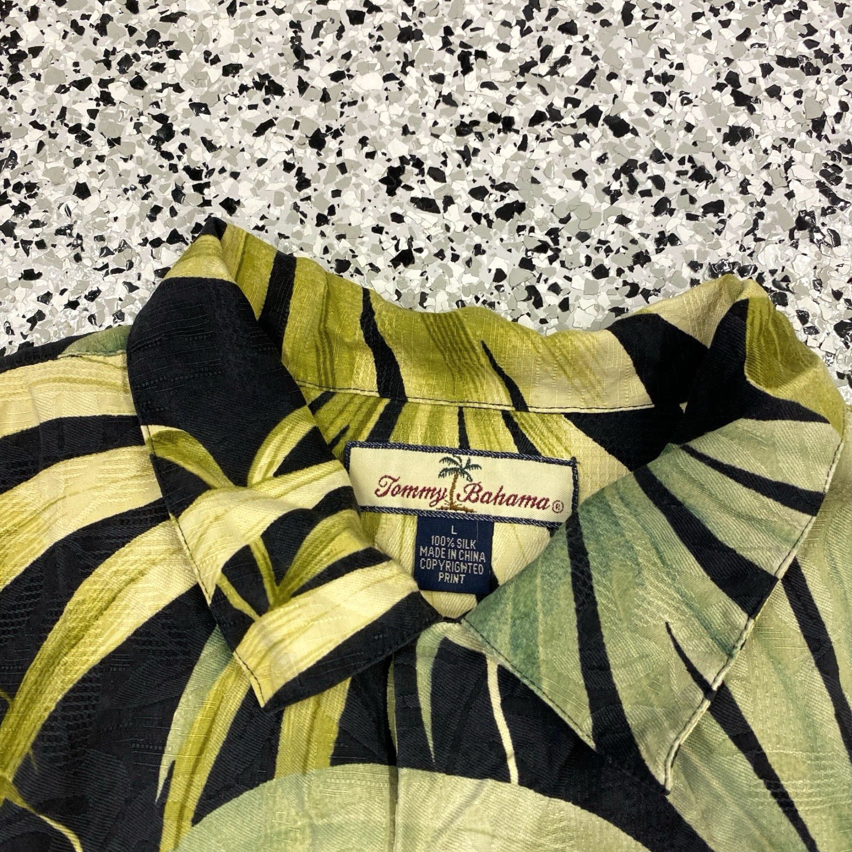 Tommy Bahama VINTAGE Tommy Bahama Silk Hawaiian Shirt Men Large Black Short Sleeve Button-Up Collared Spread Beach Tropical Casual Aloha USA Mens Size US M / EU 48-50 / 2 - 4 Thumbnail