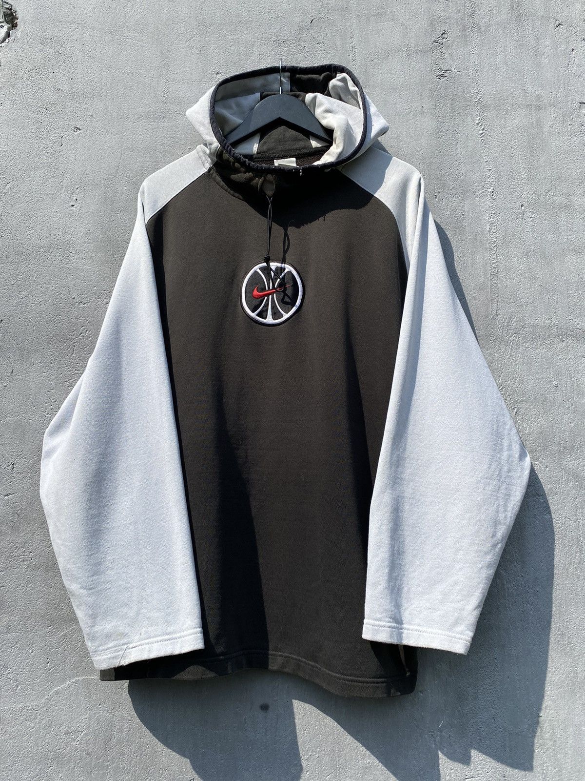 Nike Vintage 90s NIKE Basketball Center Swoosh VERY RARE HOODIE Size US XL / EU 56 / 4 - 1 Thumbnail