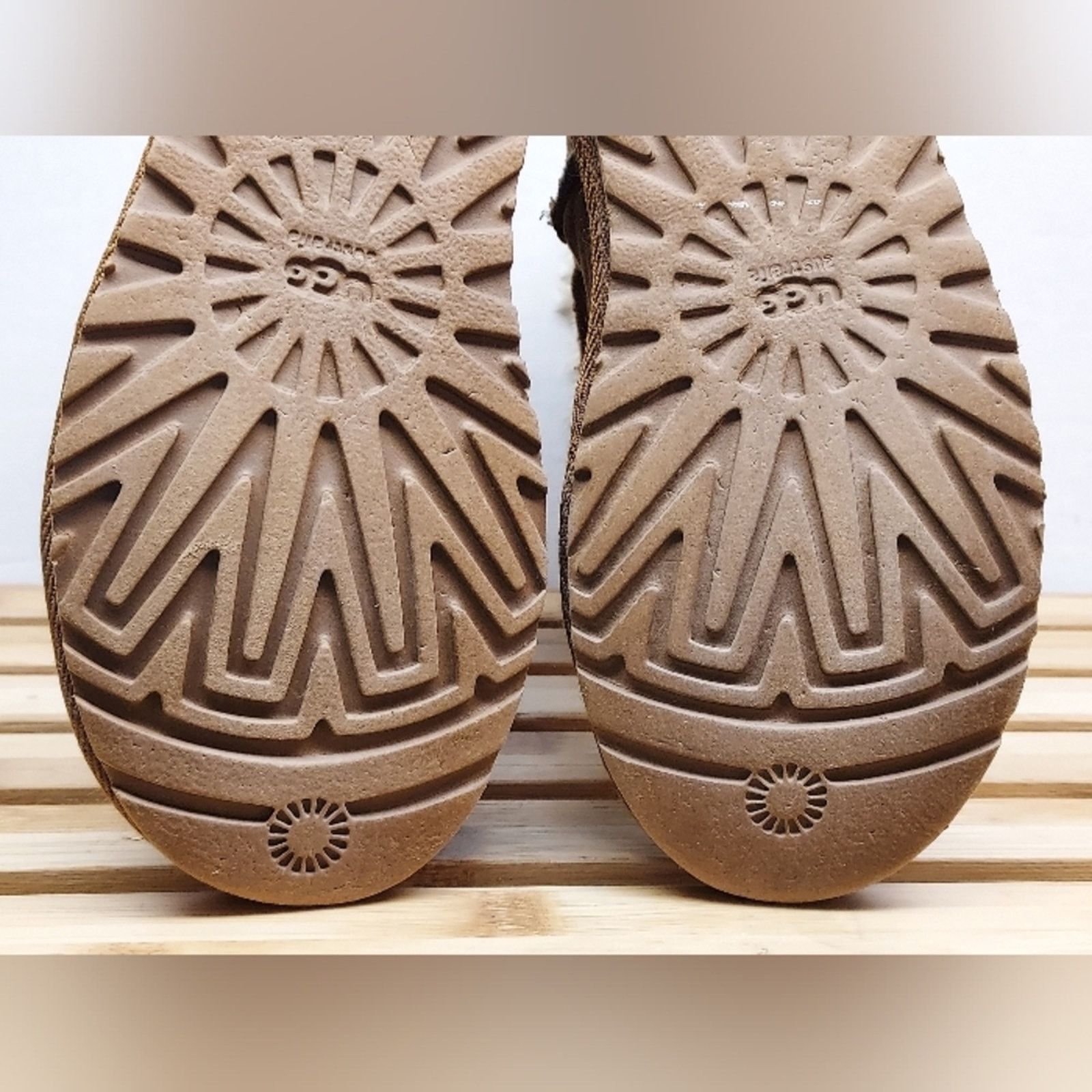 Ugg UGG Womens Chestnut Bailey Button Winter Boots Size 6 Size US 6 / IT 36 - 10 Thumbnail