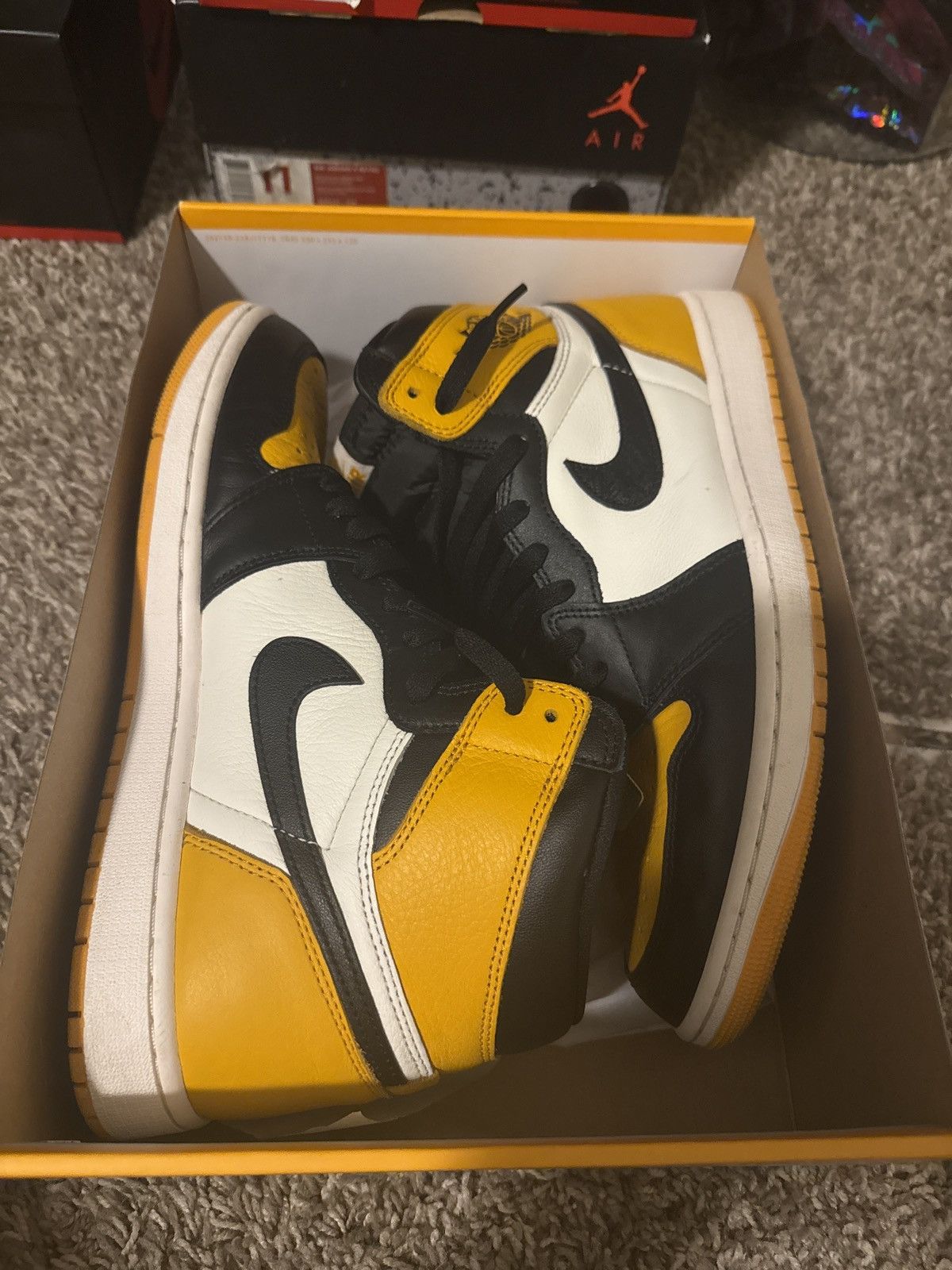 Jordan Brand × Nike Nike Air Jordan 1 “Taxi” Size US 11 / EU 44 - 2 Thumbnail