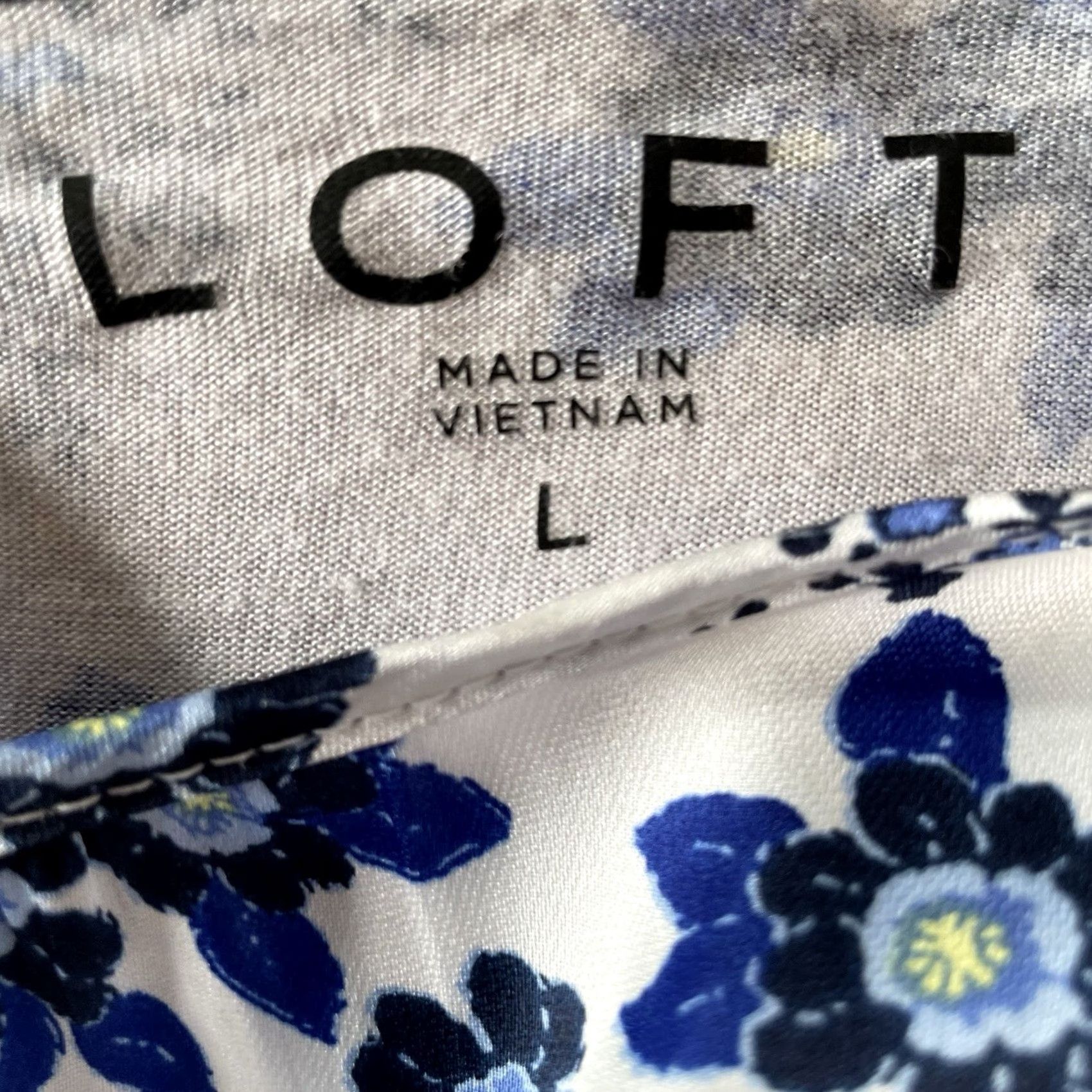 Loft LOFT Blouse Shirt White Blue Floral Paisley Ruffle Pleated Long Sleeve S Womens Regular Neckline Round Size S / US 4 / IT 40 - 5 Thumbnail