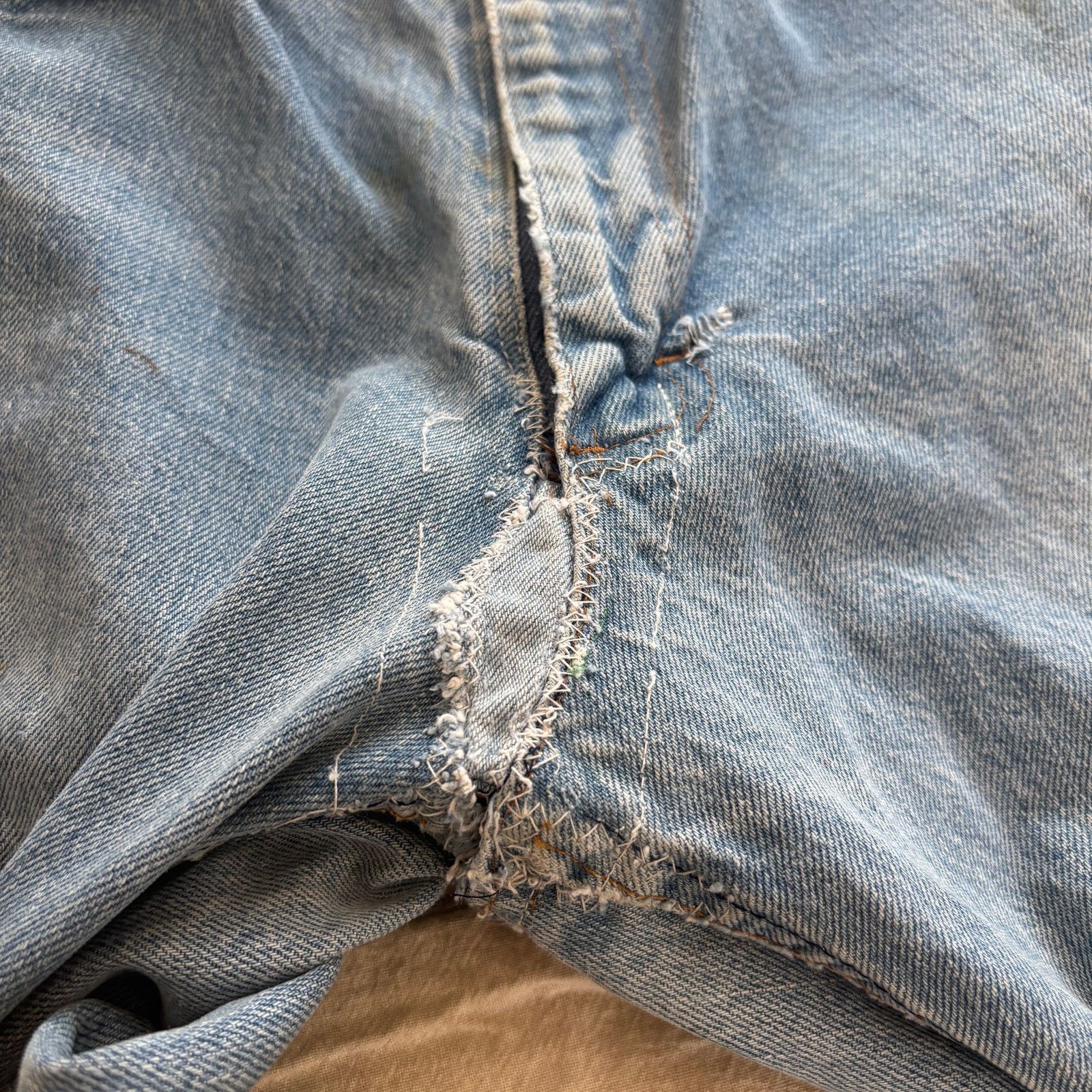 Vintage Vintage 1970s Faded Distressed Blue Jeans Repairs 28x30 Size 28" / US 6 / IT 42 - 3 Thumbnail