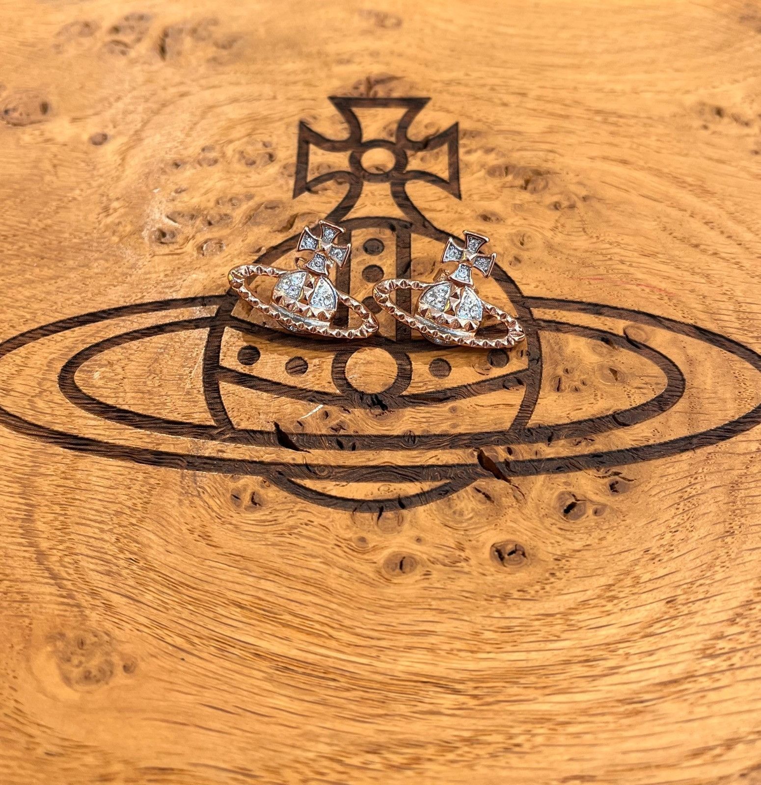 Vivienne Westwood o1f1d3z0525 Size: OS / Mayfair Bas Relief Earrings Pink Gold Size ONE SIZE - 1 Preview