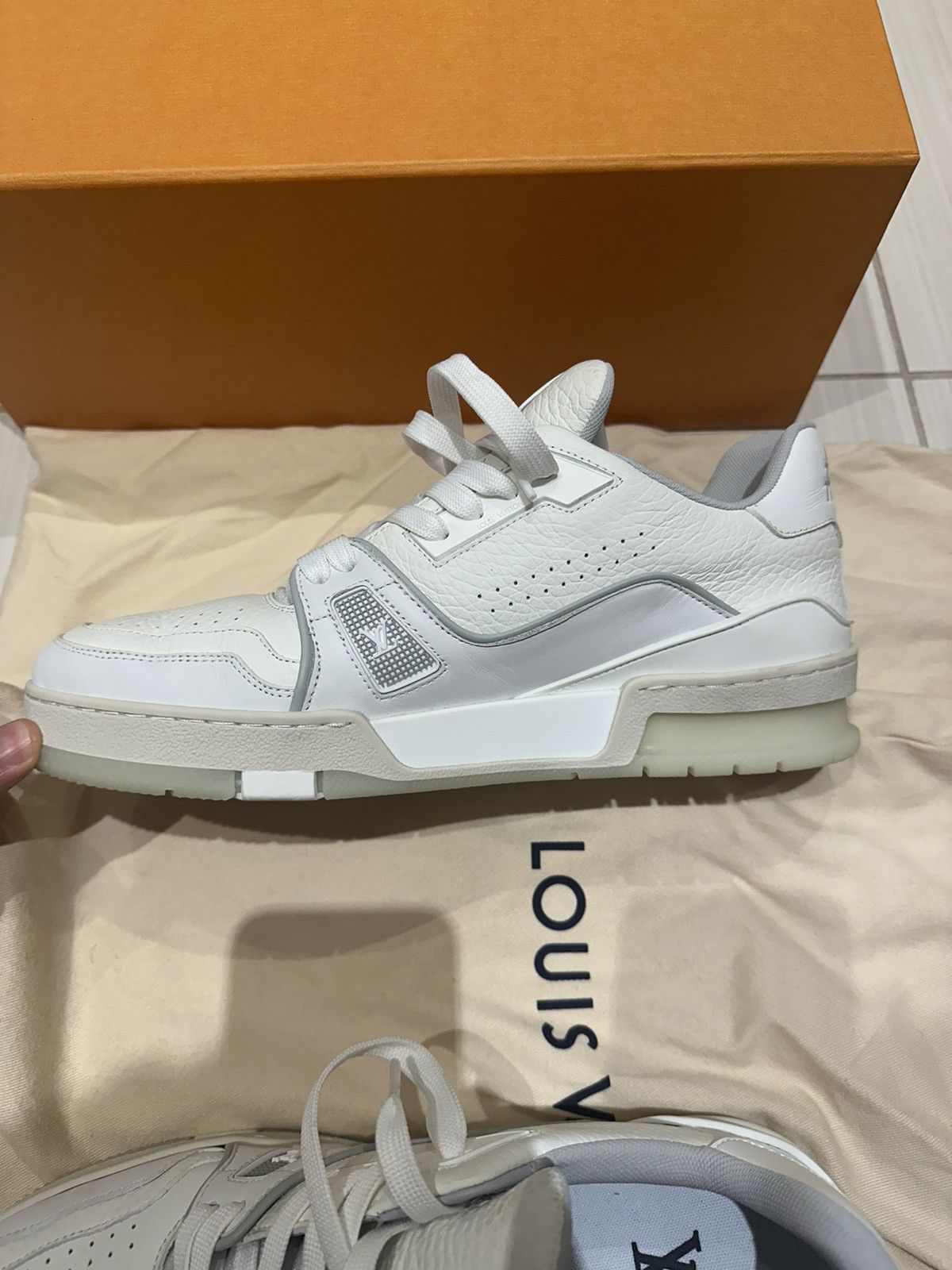 Louis Vuitton Louis Vuitton White & Grey ‘LV Sneaker’ Size US 7 / EU 40 - 16 Thumbnail