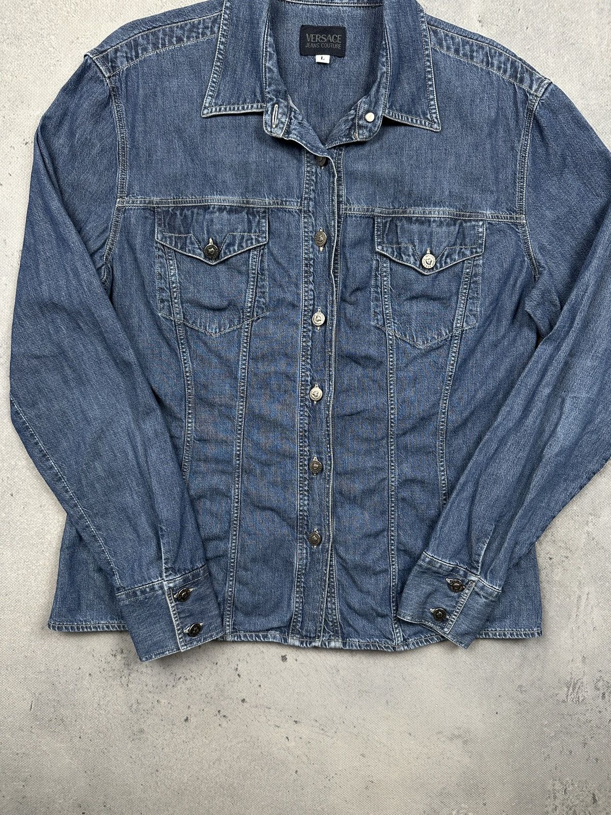 Versace Jeans Couture Versace Jeans Couture Vintage Medusa Button Denim Shirt 90s Size L / US 10 / IT 46 - 17 Thumbnail