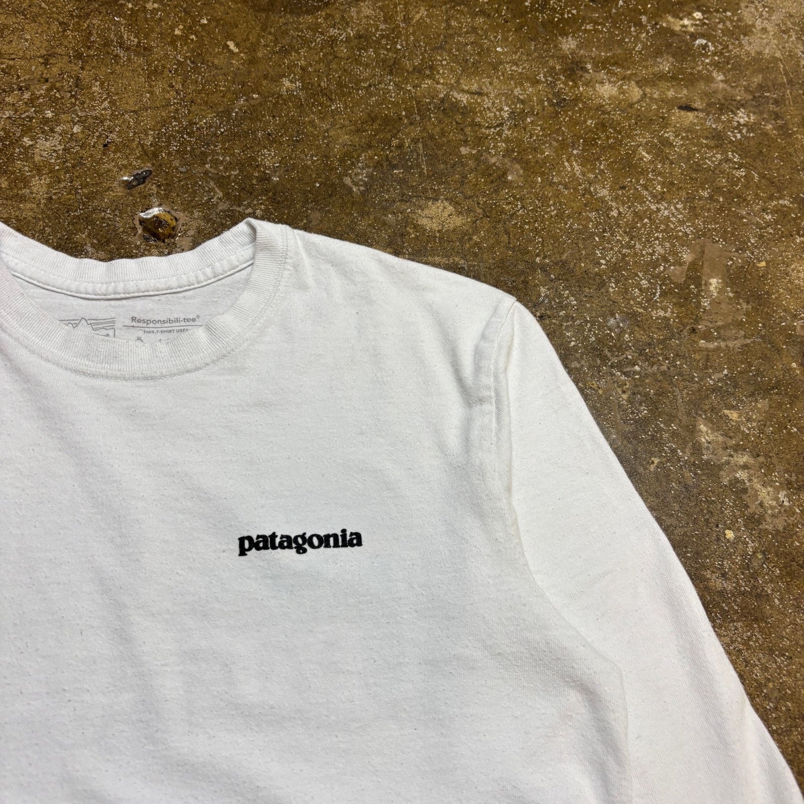 Patagonia Patagonia P-6 Logo LS Regular Fit Responsibili-tee Shirt XS Size US XS / EU 42 / 0 - 4 Thumbnail
