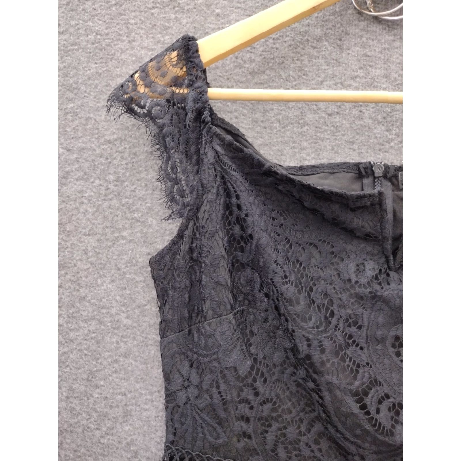 Vintage ALLANDWELL Black Floral Lace Bodycon Cocktail Midi Dress V Opening Cap Sleeve Zipper Party Womens M Size M / US 6-8 / IT 42-44 - 6 Thumbnail