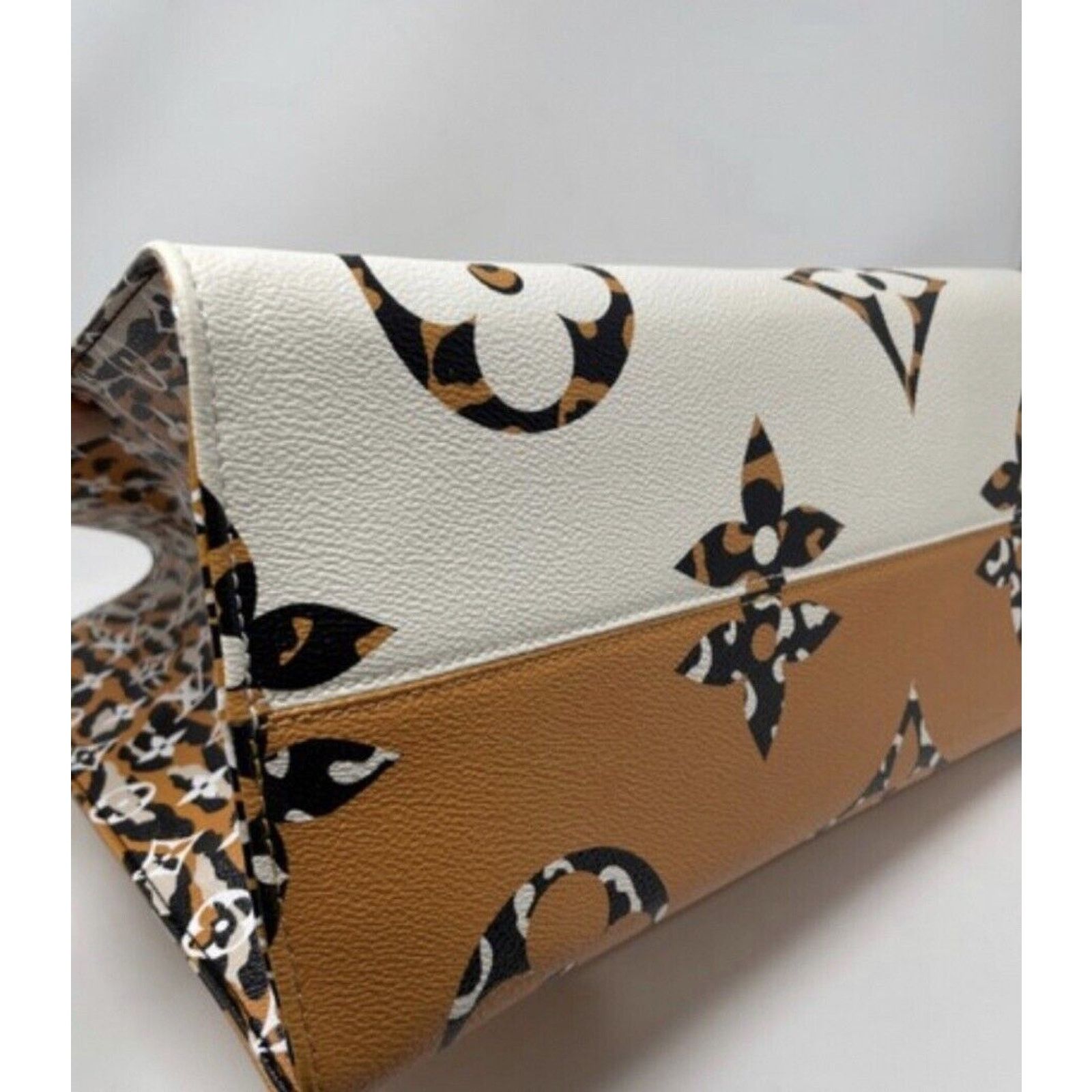 Louis Vuitton LOUIS VUITTON ONTHEGO GIANT JUNGLE MONOGRAM IVORY CARAMEL Size ONE SIZE - 6 Thumbnail