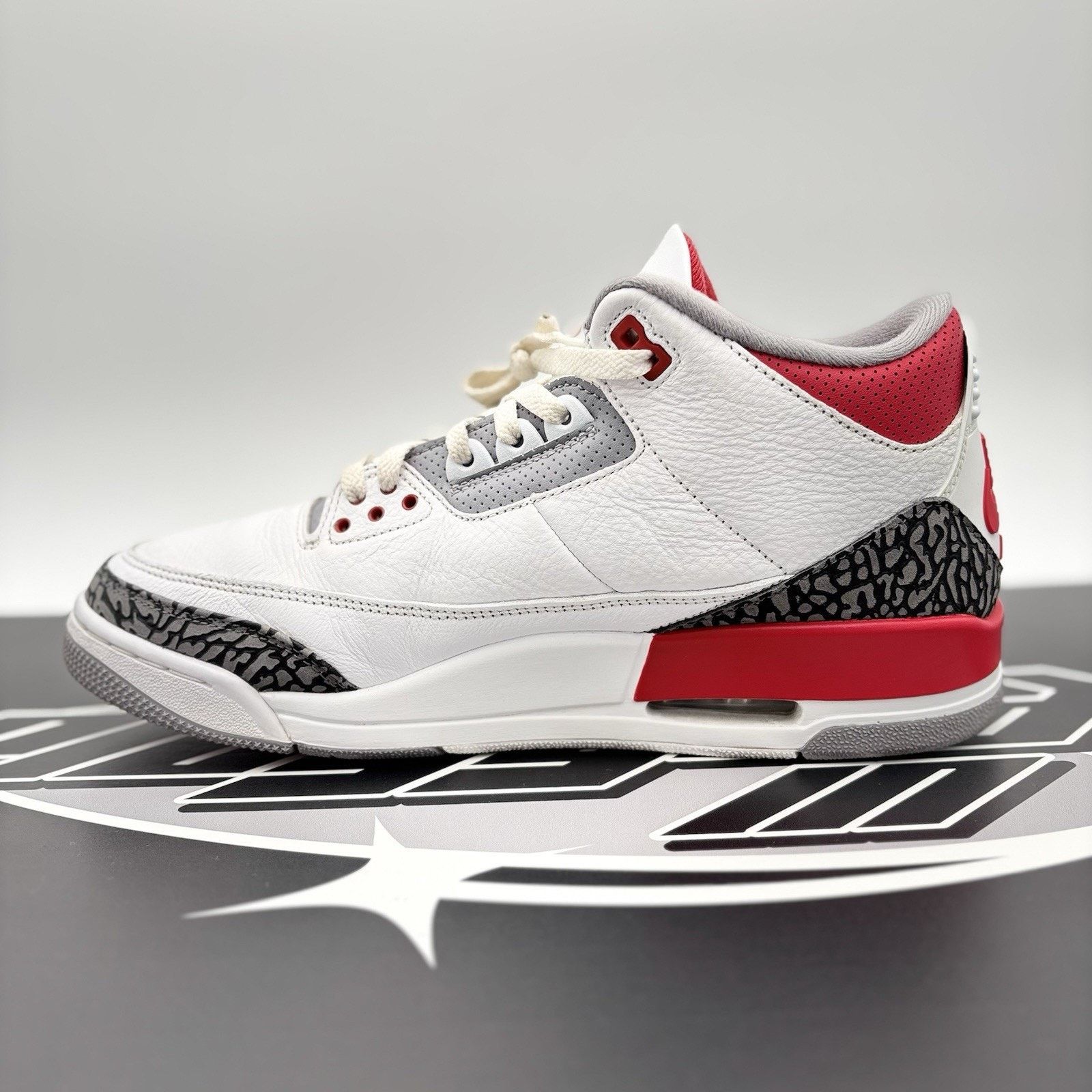 Jordan Brand Air Jordan 3 Retro Mid ' Fire Red ' | GREAT CONDITION! Size US 11.5 / EU 44-45 - 4 Thumbnail