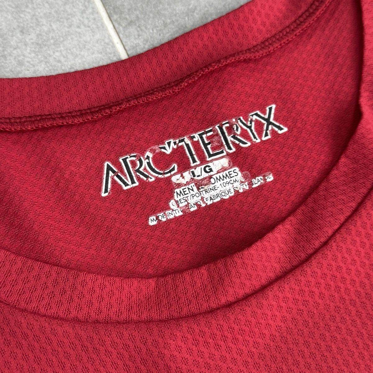 Arc'teryx Vintage Arc'teryx Arcteryx Reflective Logo Y2K Red T-Shirt Size US L / EU 52-54 / 3 - 9 Thumbnail