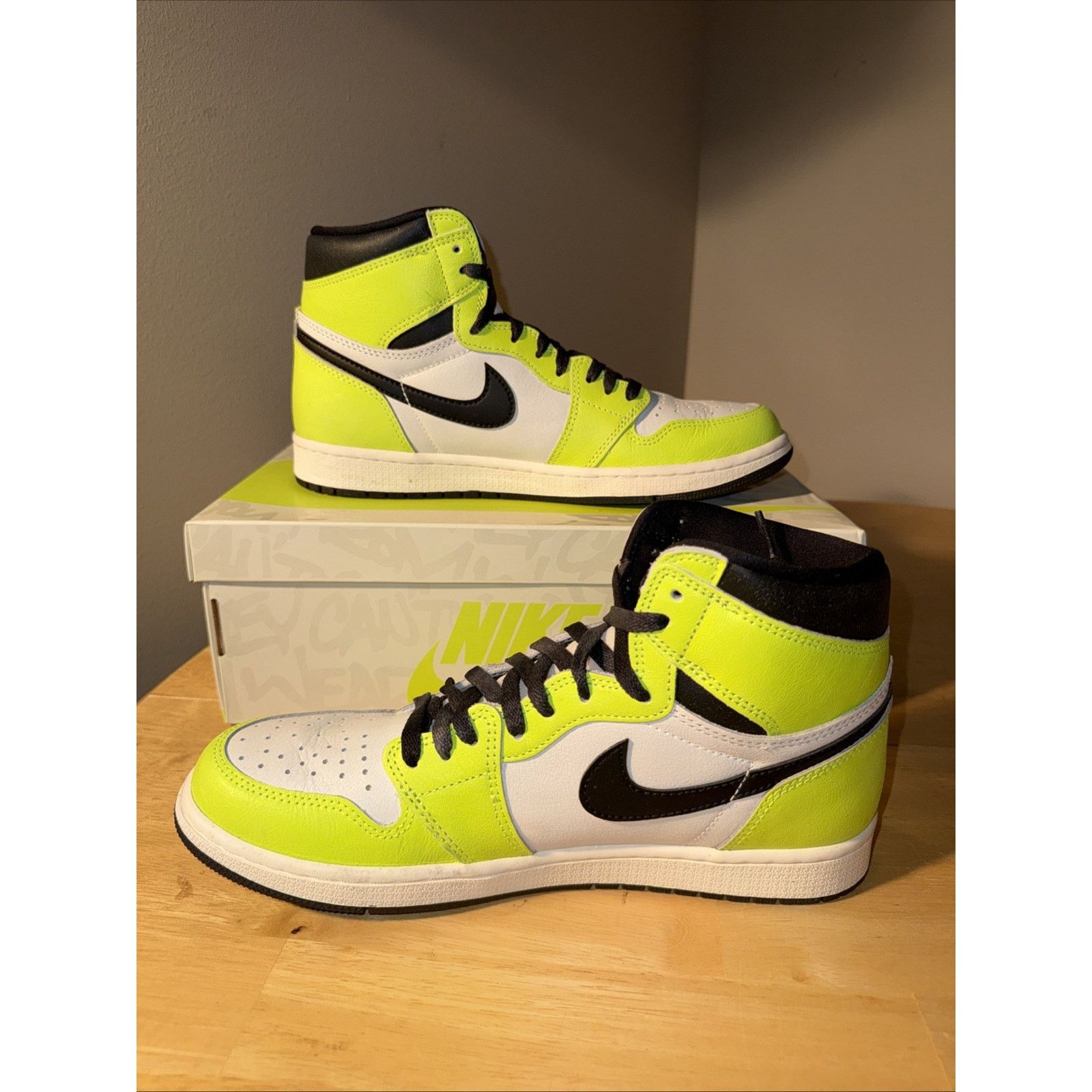 Nike Jordan 1 Retro High OG Visionaire - Size 10.5 OG Box Extra Size US 10.5 / EU 43-44 - 4 Thumbnail