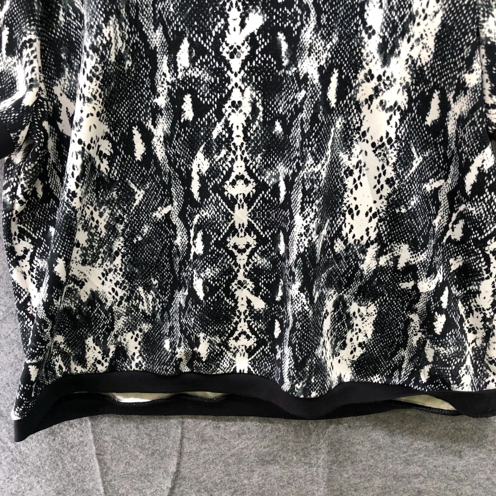 Calvin Klein Calvin Klein Animal Print Top Womens 2X Short Sleeve Crewneck Black Ivory Size XXL / US 16-18 / IT 52-54 - 4 Thumbnail
