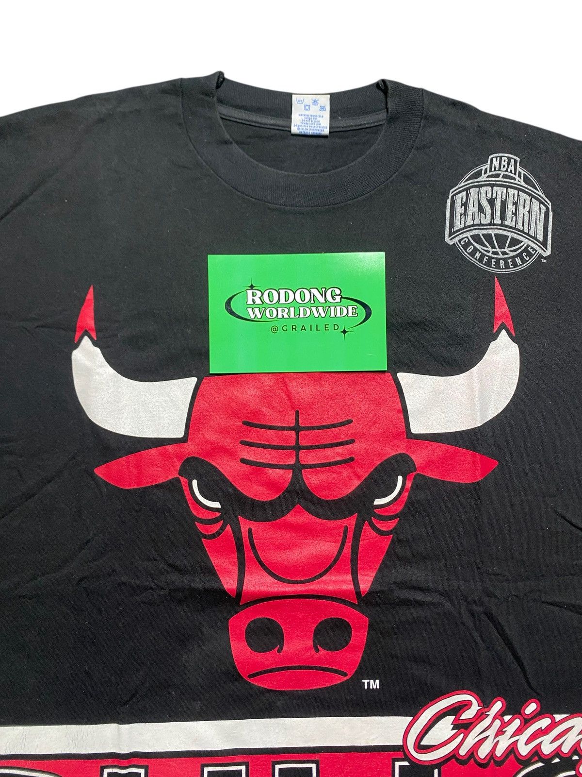 Salem Sportswear VINTAGE CHICAGO BULLS SALEM TSHIRT 90s NBA Size US XXL / EU 58 / 5 - 2 Thumbnail