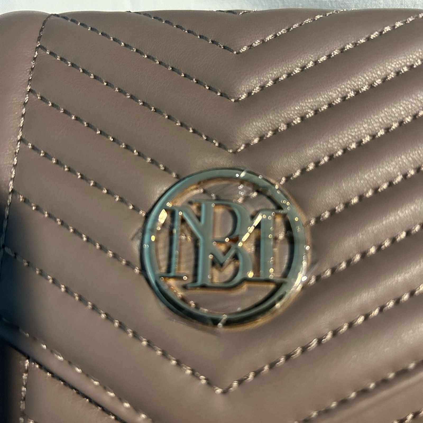 Badgley Mischka Badgley Mischka V Quilted Crossbody Chain Clutch Taupe NWT Size ONE SIZE - 3 Thumbnail