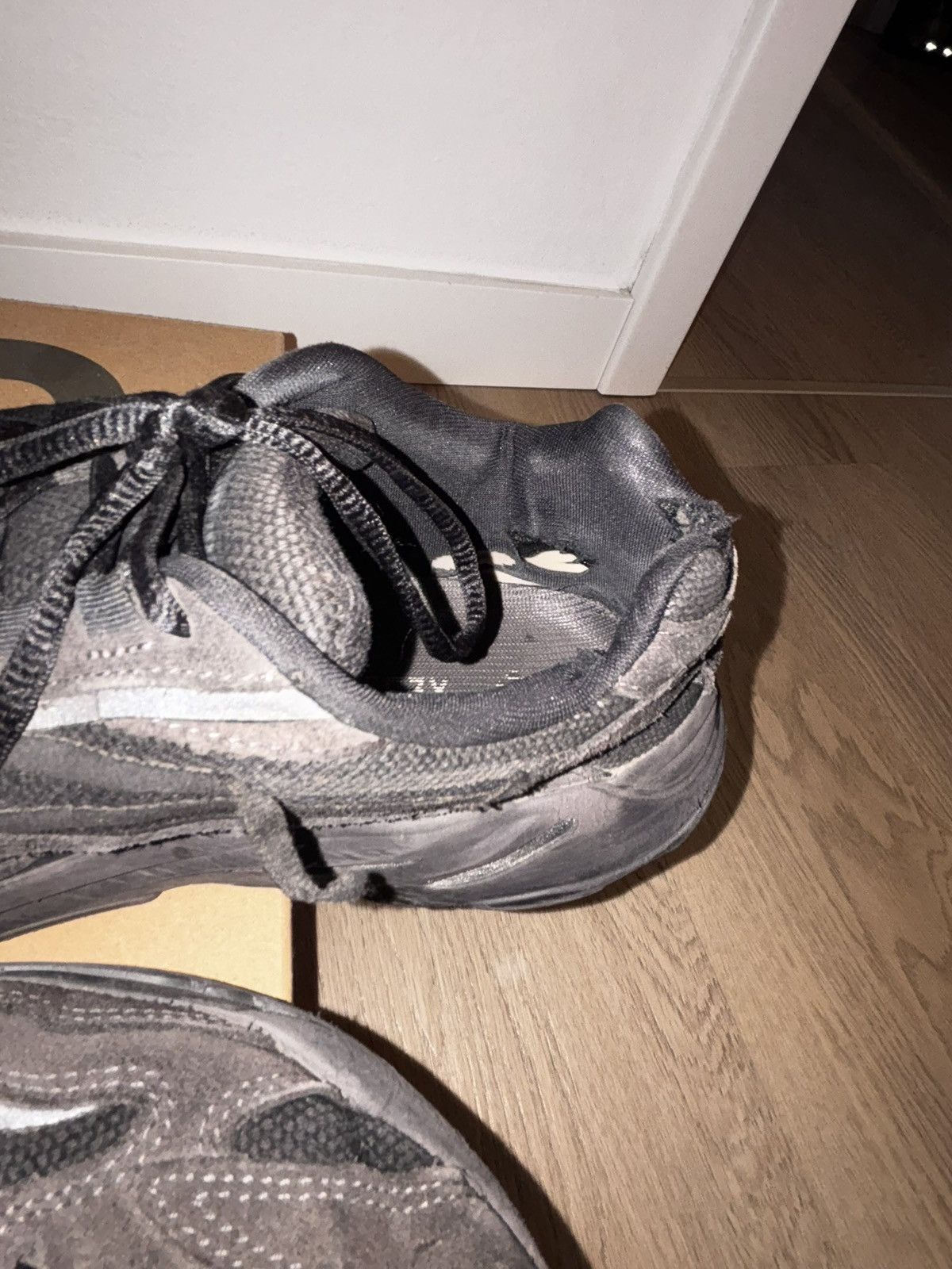 Yeezy YEEZY BOOST 700 Size US 7.5 / EU 40-41 - 3 Thumbnail