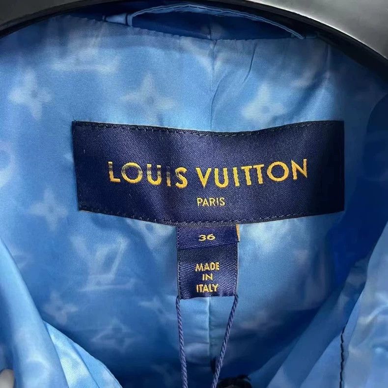 Louis Vuitton Louis Vuitton size 36 Hooded jacket with blue logo jacket Size US M / EU 48-50 / 2 - 3 Thumbnail