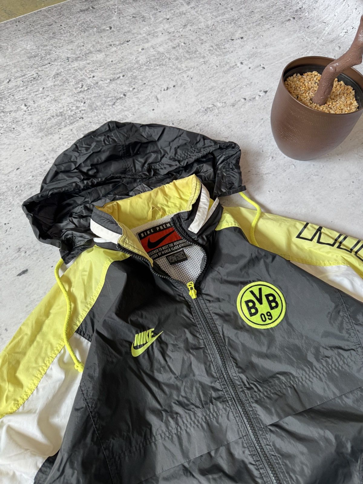 Japanese Brand × Nike × Vintage NIKE BORUSSIA DORTMUND VINTAGE BASIC LOGO BAGGY LIGHT JACKET Size US L / EU 52-54 / 3 - 4 Thumbnail