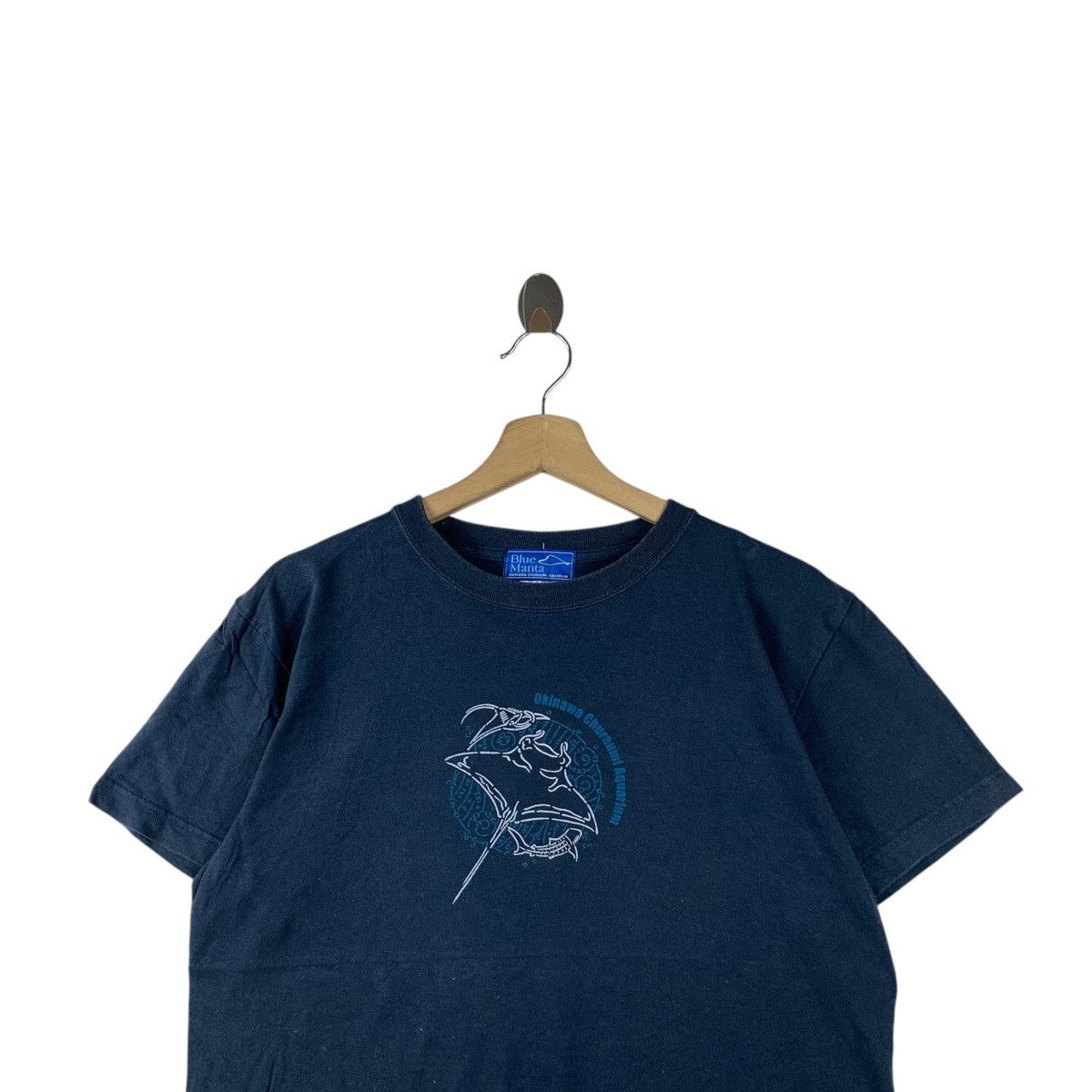 Vintage Vintage BLUE MANTA OKINAWA Churaumi Aquarium Tee Shirt Size US M / EU 48-50 / 2 - 2 Thumbnail