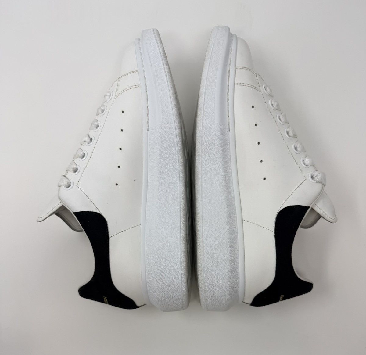 Alexander McQueen Alexander McQueen Oversized Sneaker Suede White/Black Size US 8 / EU 41 - 4 Thumbnail