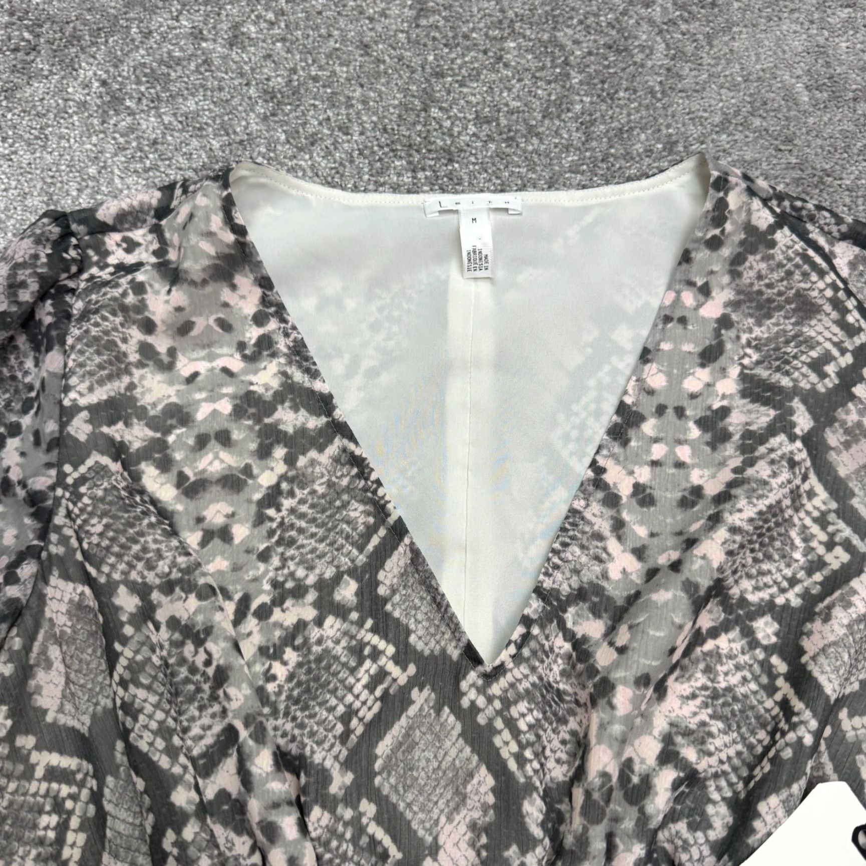 Vintage Leith Dress Womens Medium Gray Chiffon Smocked V-Neck A-Line Knee Length Long Sleeve NWT Marble Snake Print Casual/Workwear Size M / US 6-8 / IT 42-44 - 4 Thumbnail
