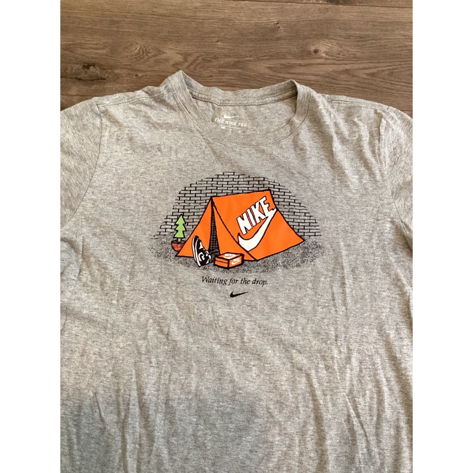 Nike VINTAGE Nike T-Shirt Men's Large Gray "Waiting for the Drop" Sneakerhead Camping Size US L / EU 52-54 / 3 - 2 Thumbnail