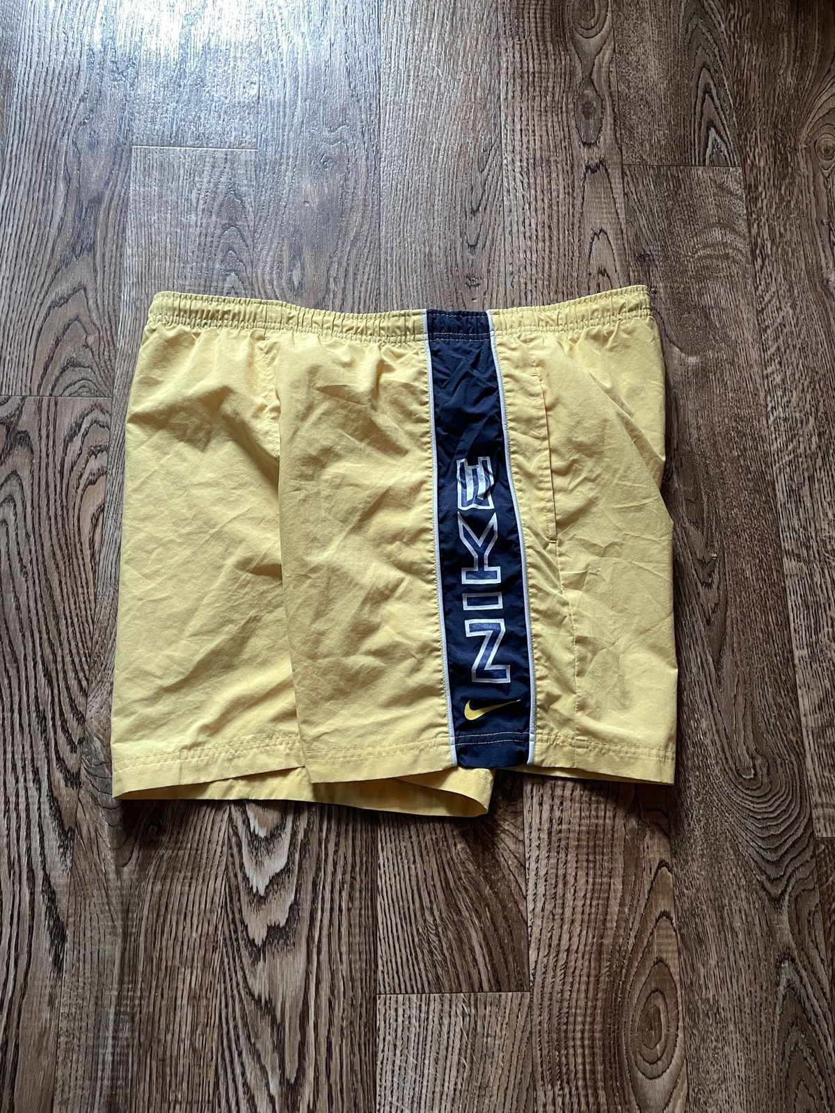 Nike Vintage Nike shorts streetwear swoosh casual y2k size M Size US 32 / EU 48 - 1 Thumbnail