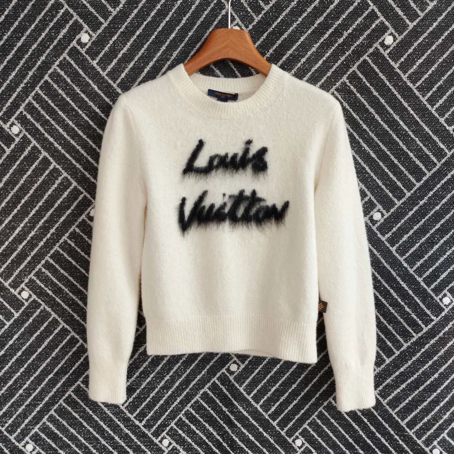 Louis Vuitton LV ss24 white cashmere knit sweater L Size L / US 10 / IT 46 - 1 Thumbnail