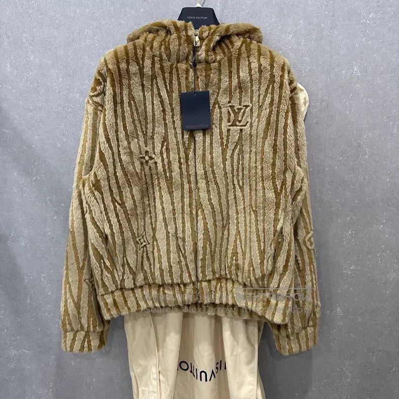 Louis Vuitton Louis Vuitton Ski series brown fur jacket Size US L / EU 52-54 / 3 - 1 Thumbnail