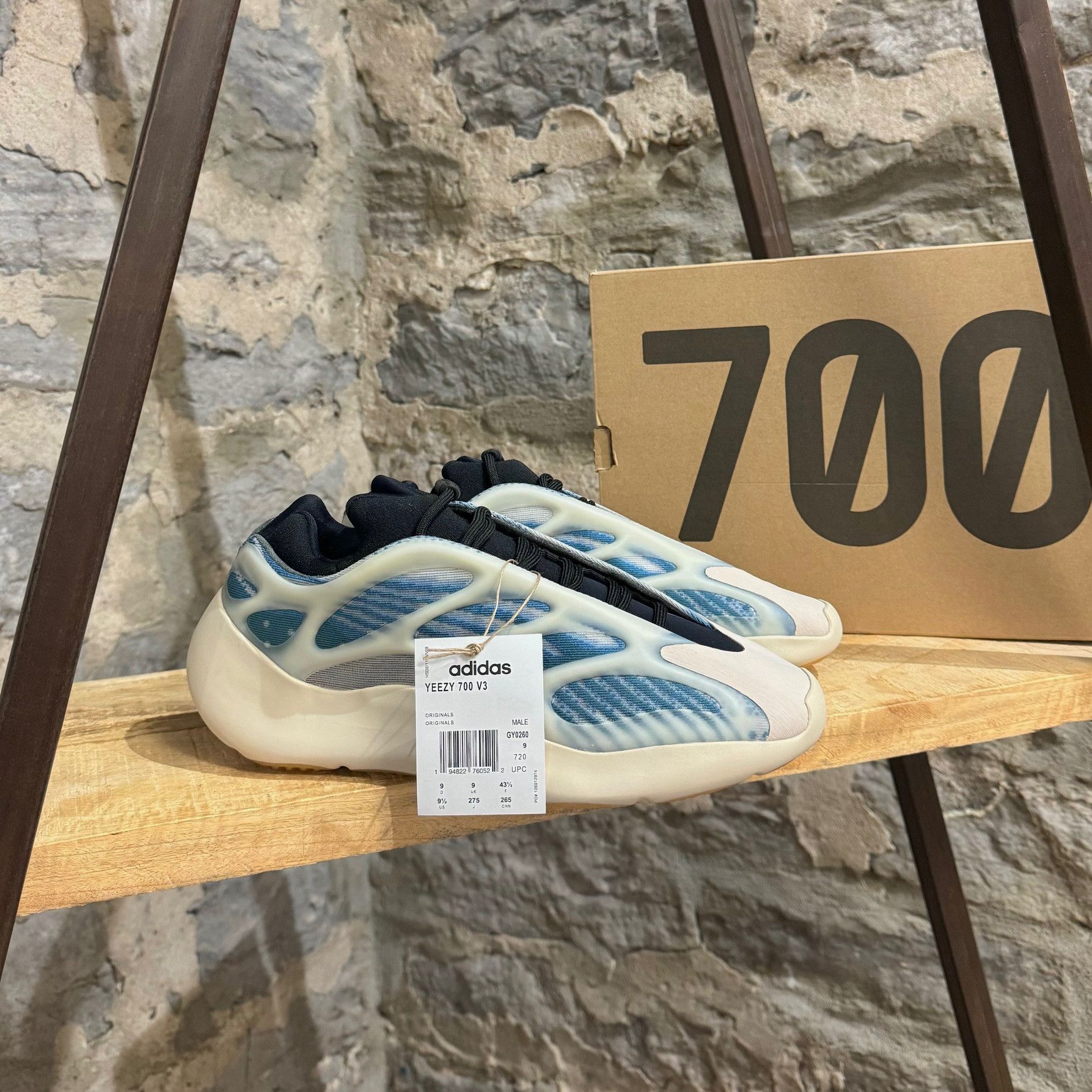 Adidas Yeezy 700 V3 Kyanit Sneakers