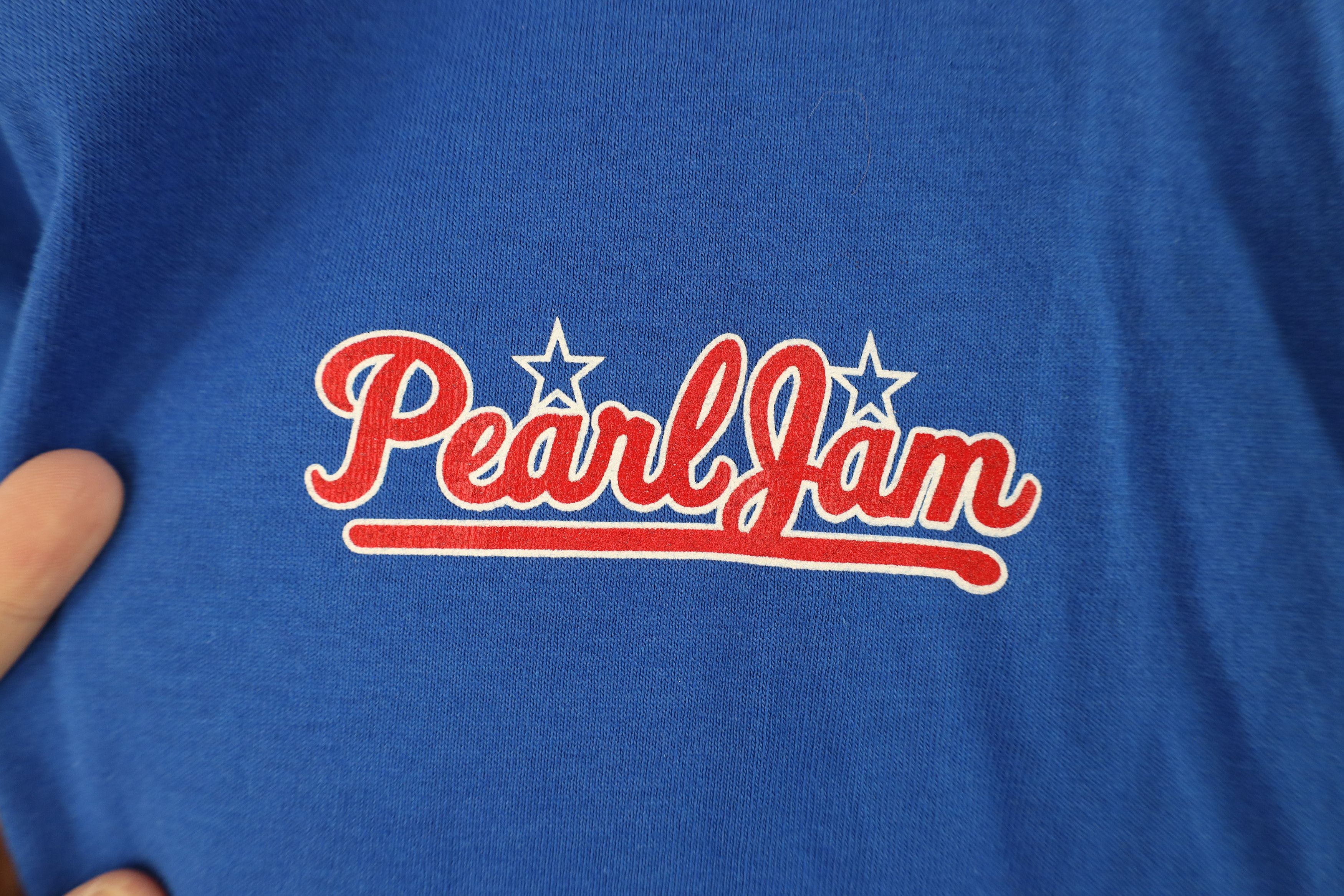 Vintage Vintage Y2K 2009 Philadelphia Tour Pearl Jam Band T-Shirt Size US L / EU 52-54 / 3 - 4 Thumbnail