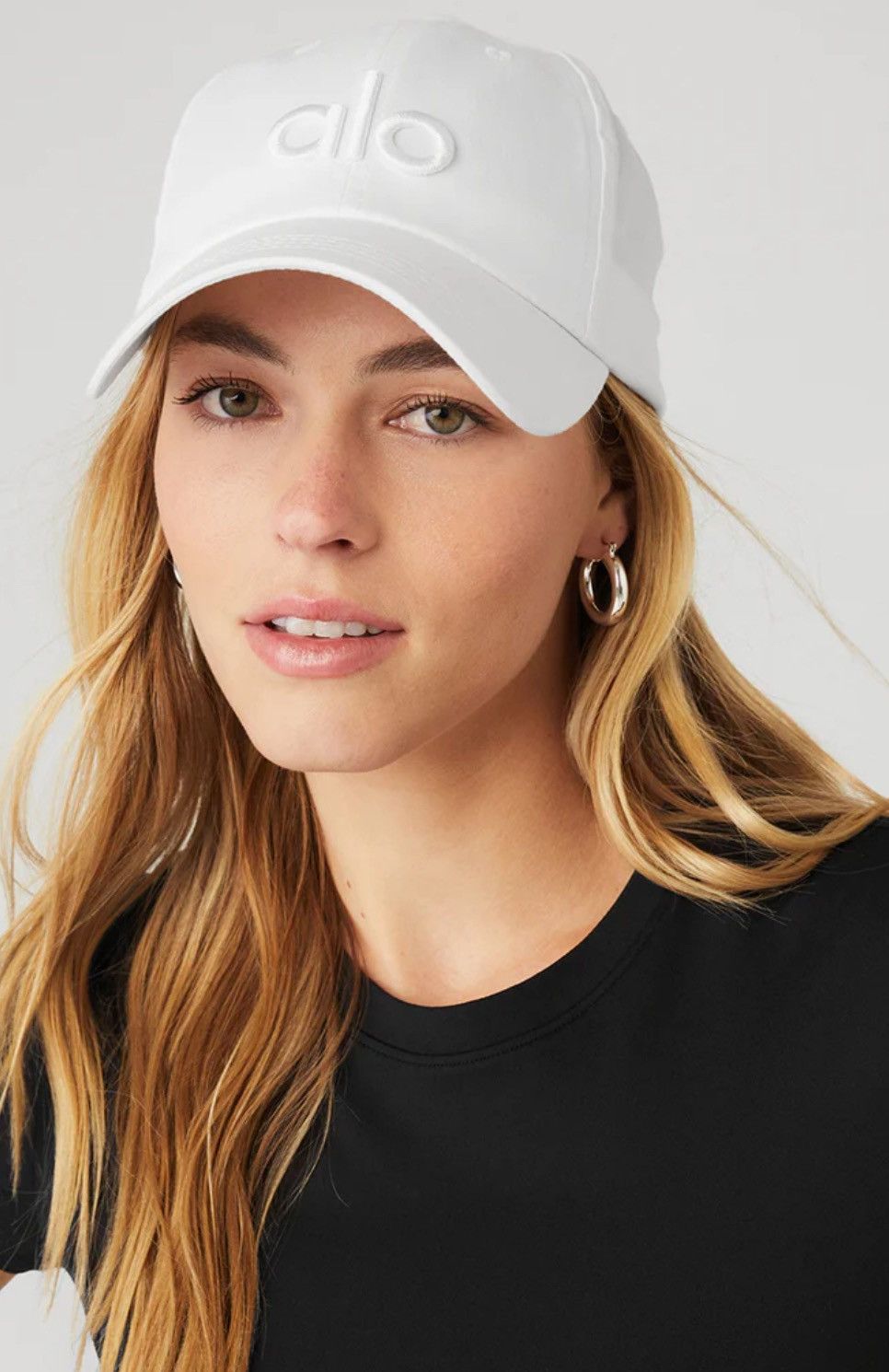Alo Yoga Alo performance OFF DUTY CAP in white with white logo