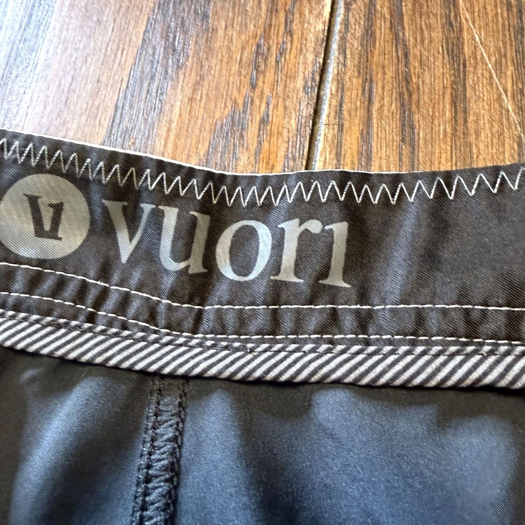 Vuori Vuori Cruise Shorts Mens 38 Black Spotted Swim Board Beach Shorts Drawstring Pockets Stretch MENS Size US 38 / EU 54 - 7 Thumbnail