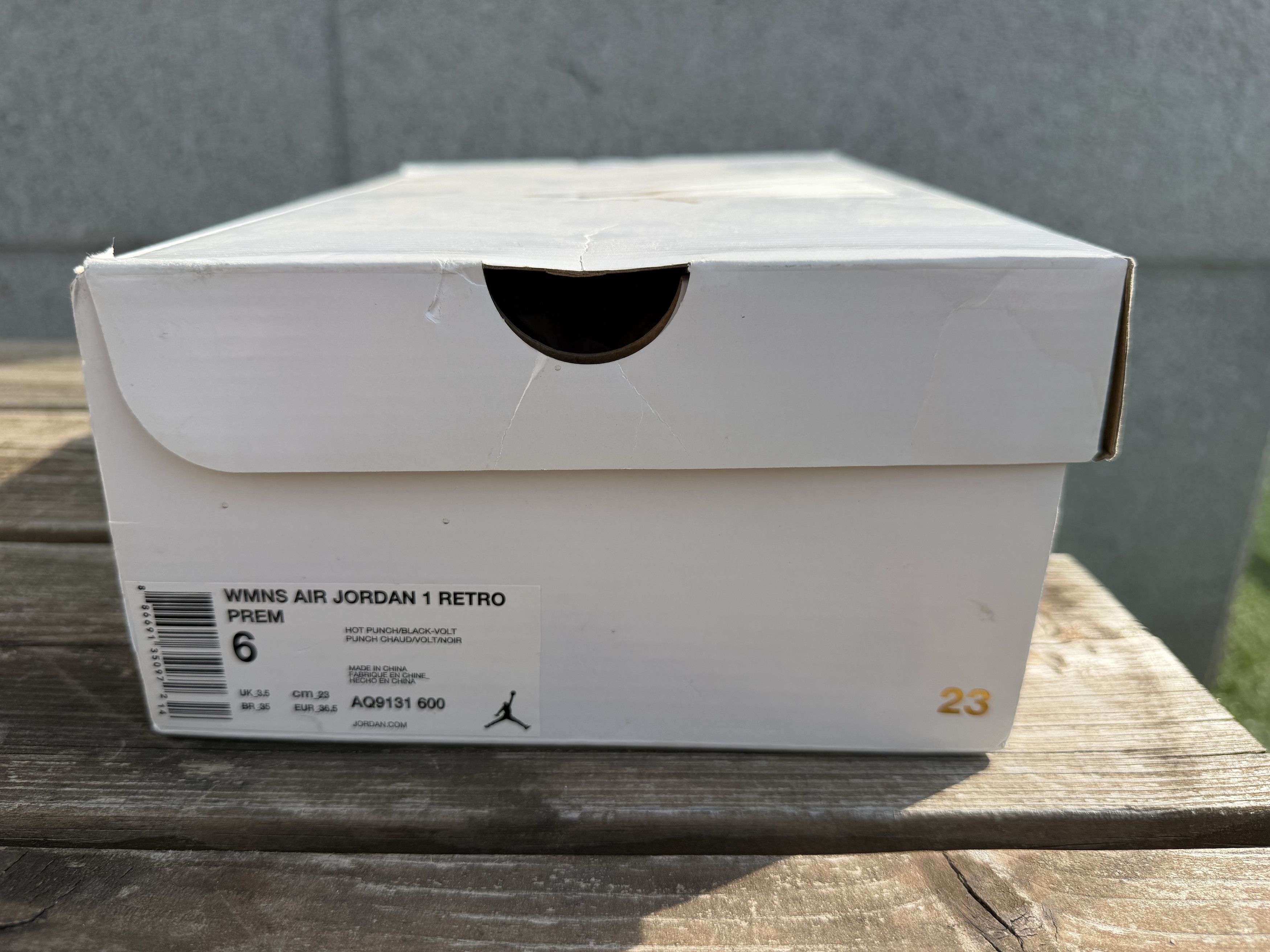Jordan Brand Air Jordan 1 Retro High Hot Punch (Women) Size US 6 / IT 36 - 5 Thumbnail