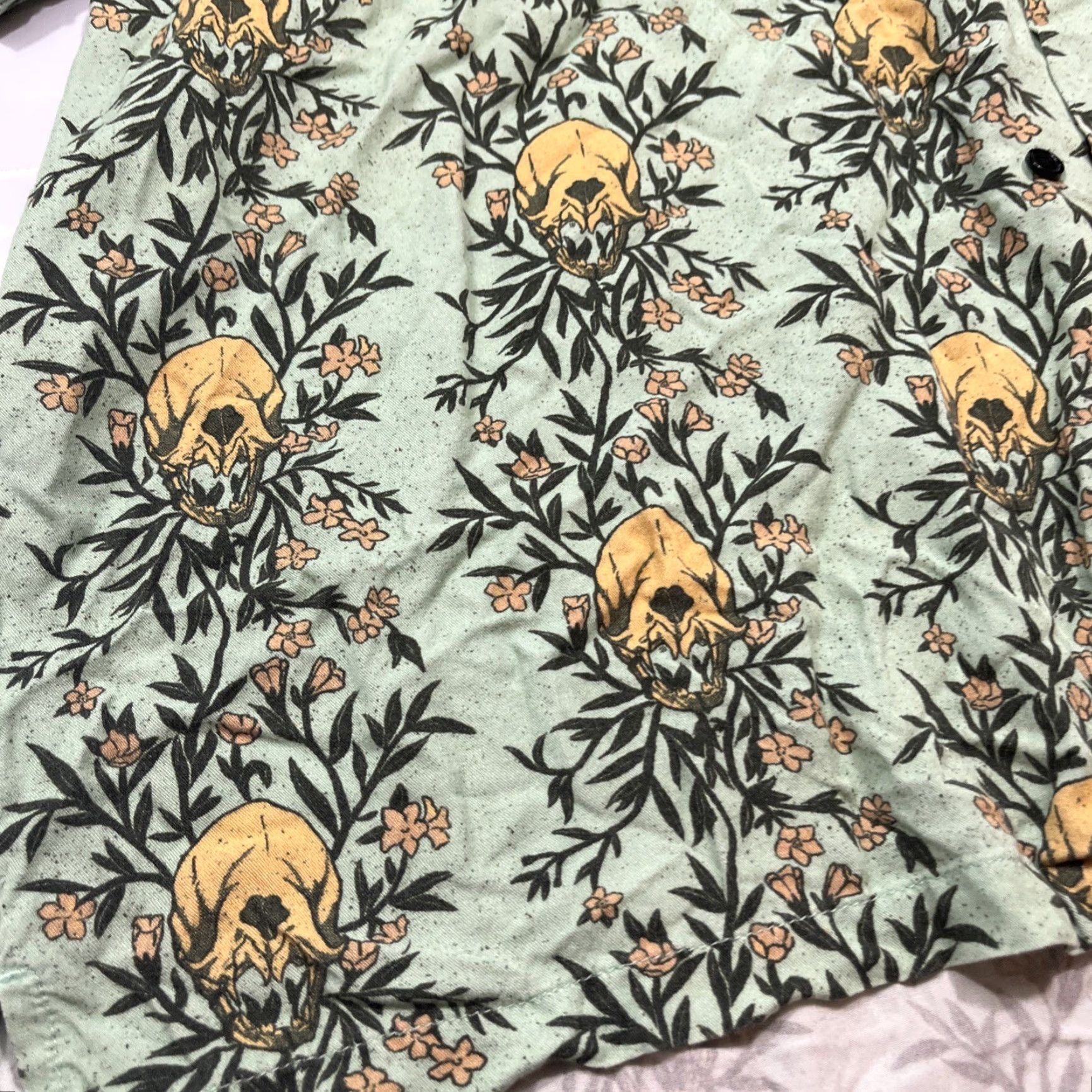 Vintage Wicked Clothes Shirt Mens L Button-Up Short Sleeve Yellow Skull Flowers Rayon Cyber Gothic Hippy Emo Earthy Party/Cocktail Size US L / EU 52-54 / 3 - 2 Thumbnail