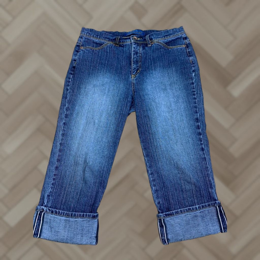 Denime Jeanstar Denim Blue Capri Jeans Women Regular Size 7 Capri Denim Jeans Blue Women 7 Jeans Capris Cuffed Button Size 28" / US 6 / IT 42 - 1 Thumbnail