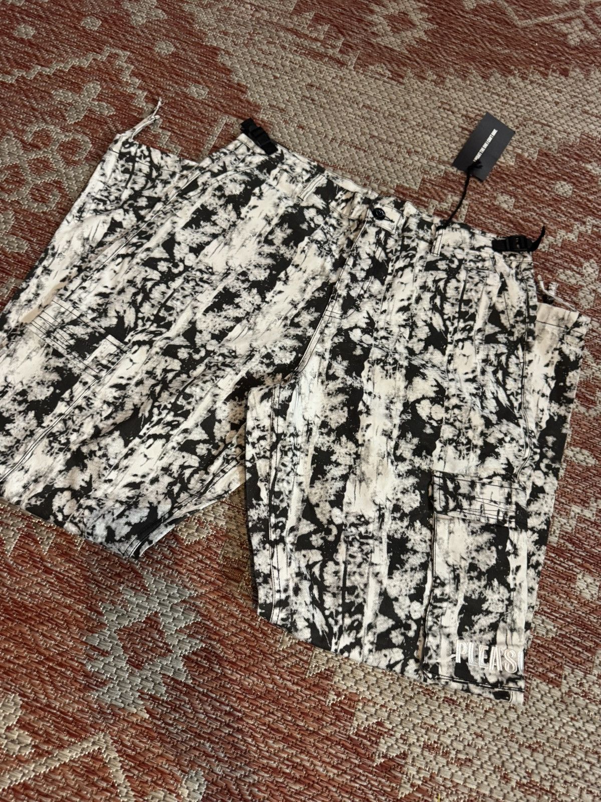 Pleasures Men’s Cargo Pants White and Black Sz 34