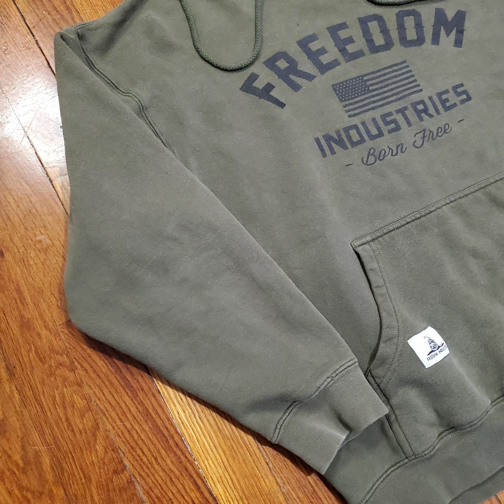 Born VINTAGE? No. Freedom Industries Hoodie Mens Large Green Born Free Flag Graphic Size US L / EU 52-54 / 3 - 2 Thumbnail