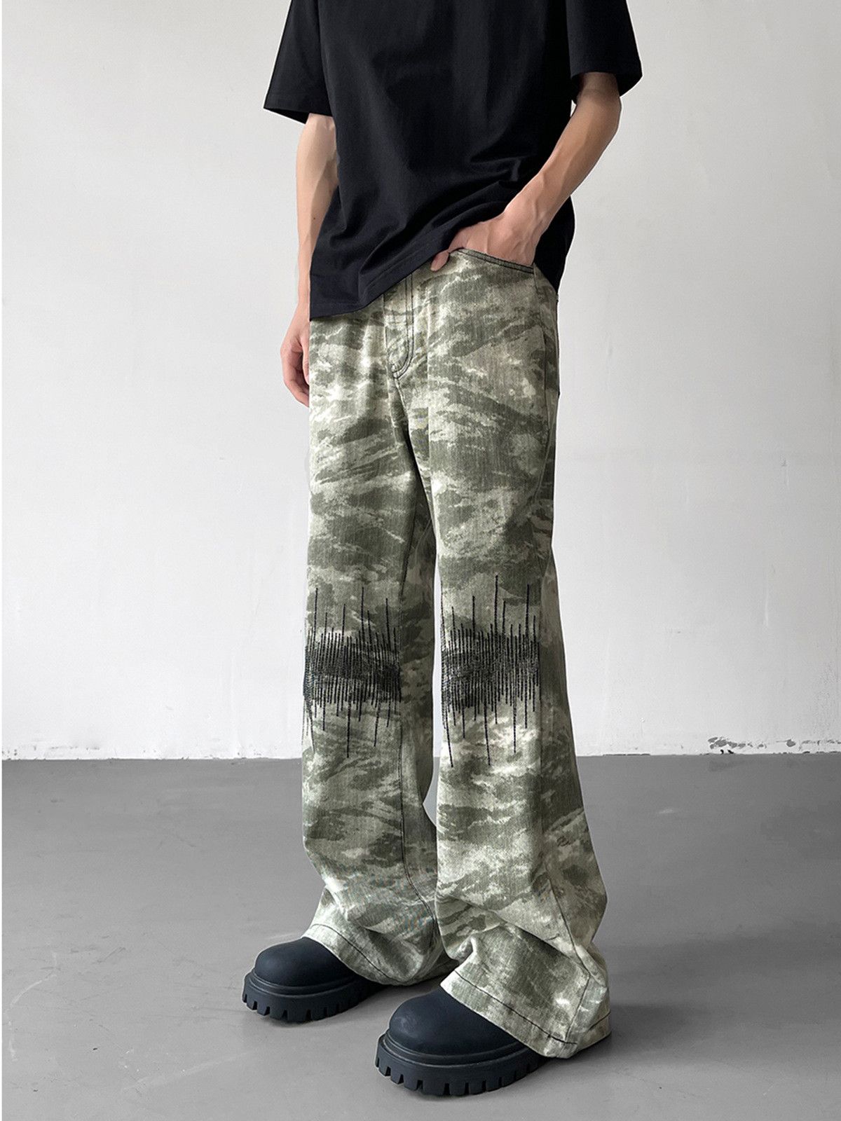 Japanese Brand Men's Japanese retro distressed loose camouflage jeans Size US 32 / EU 48 - 2 Thumbnail