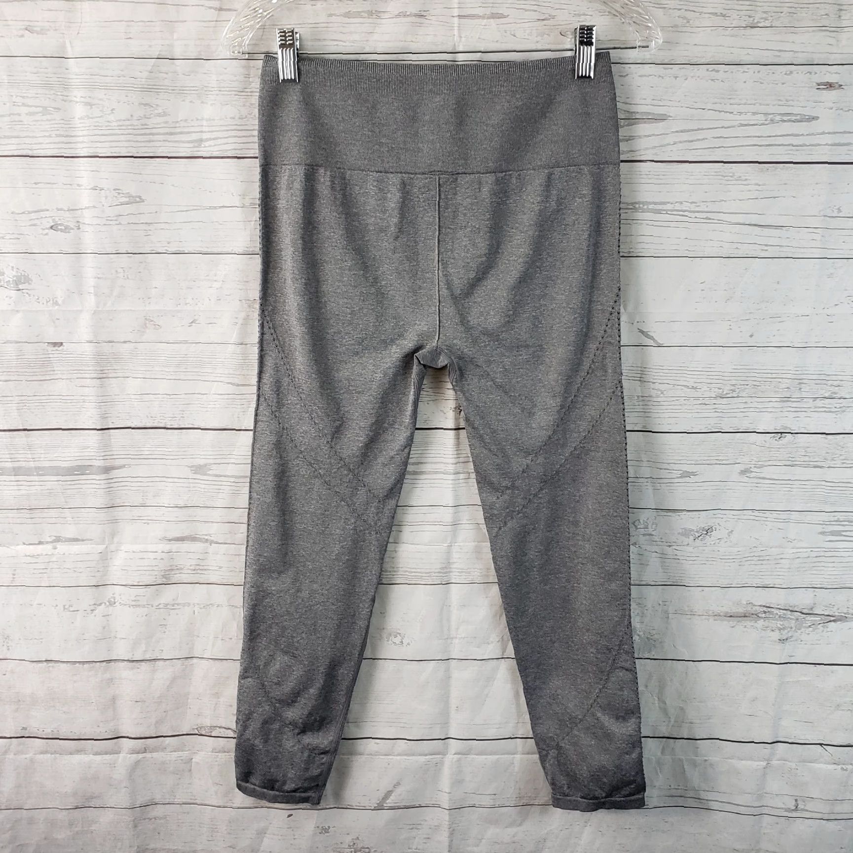 Fabletics Fabletics Leggings Cropped Seamless Gray High Rise M Womens Crop Leggings Regular Size Medium Size 32" / US 10 / IT 46 - 3 Thumbnail