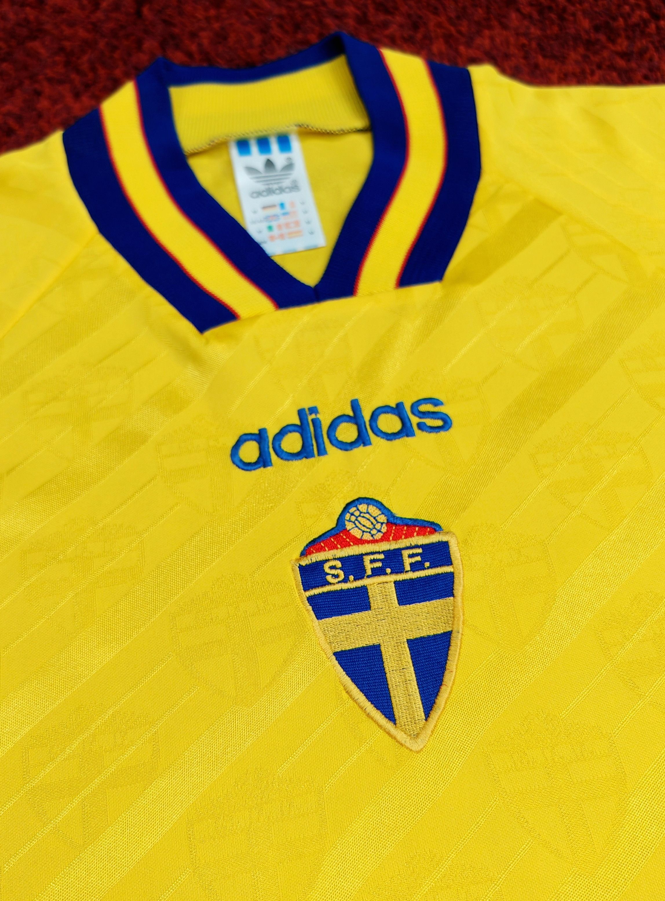 Adidas × Vintage SWEDEN HOME JERSEY FOOTBALL SHIRT 1994 Size US M / EU 48-50 / 2 - 3 Thumbnail