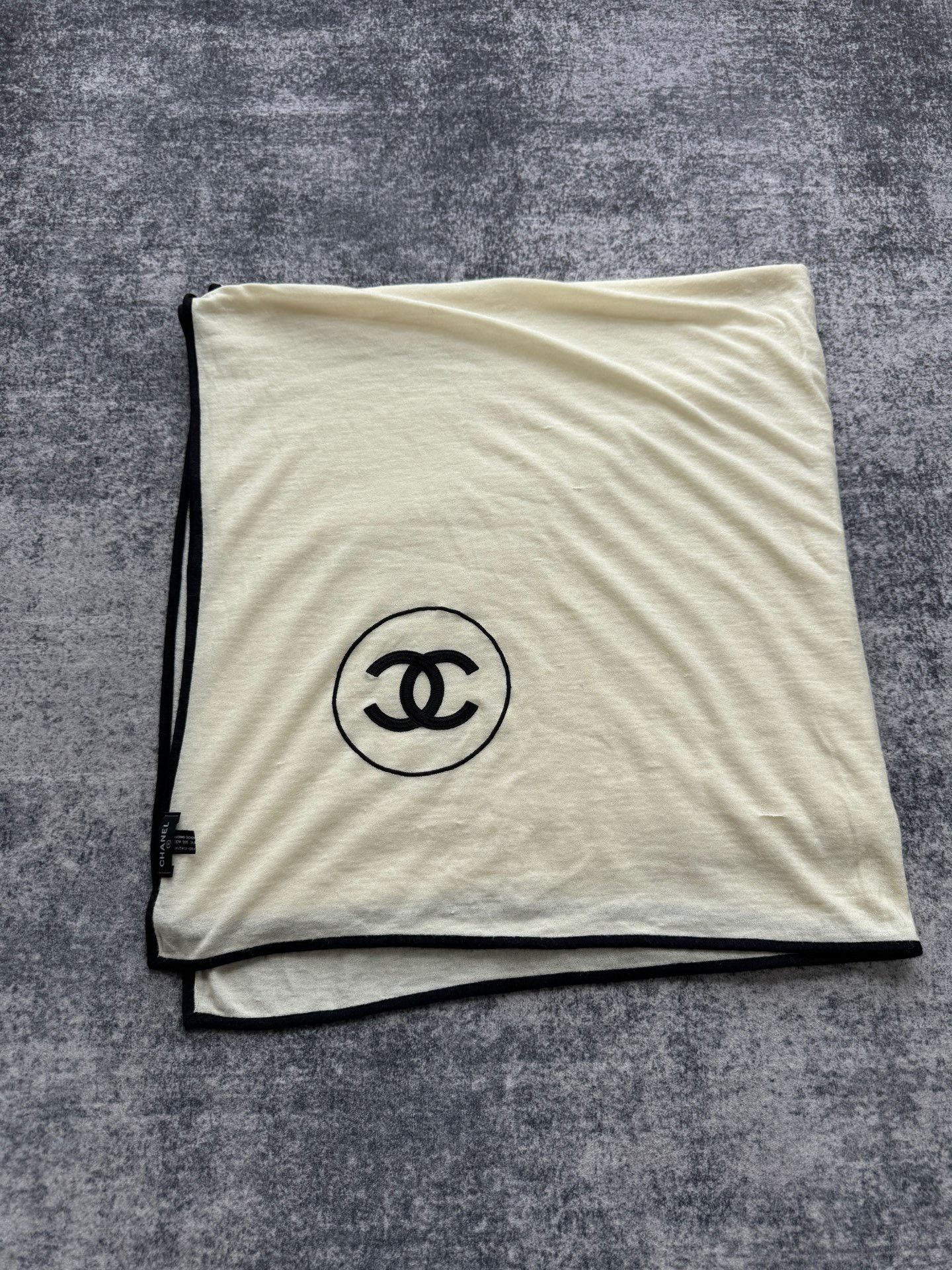 Chanel Chanel Beige Cashmere Oversized Shawl Size ONE SIZE - 1 Thumbnail