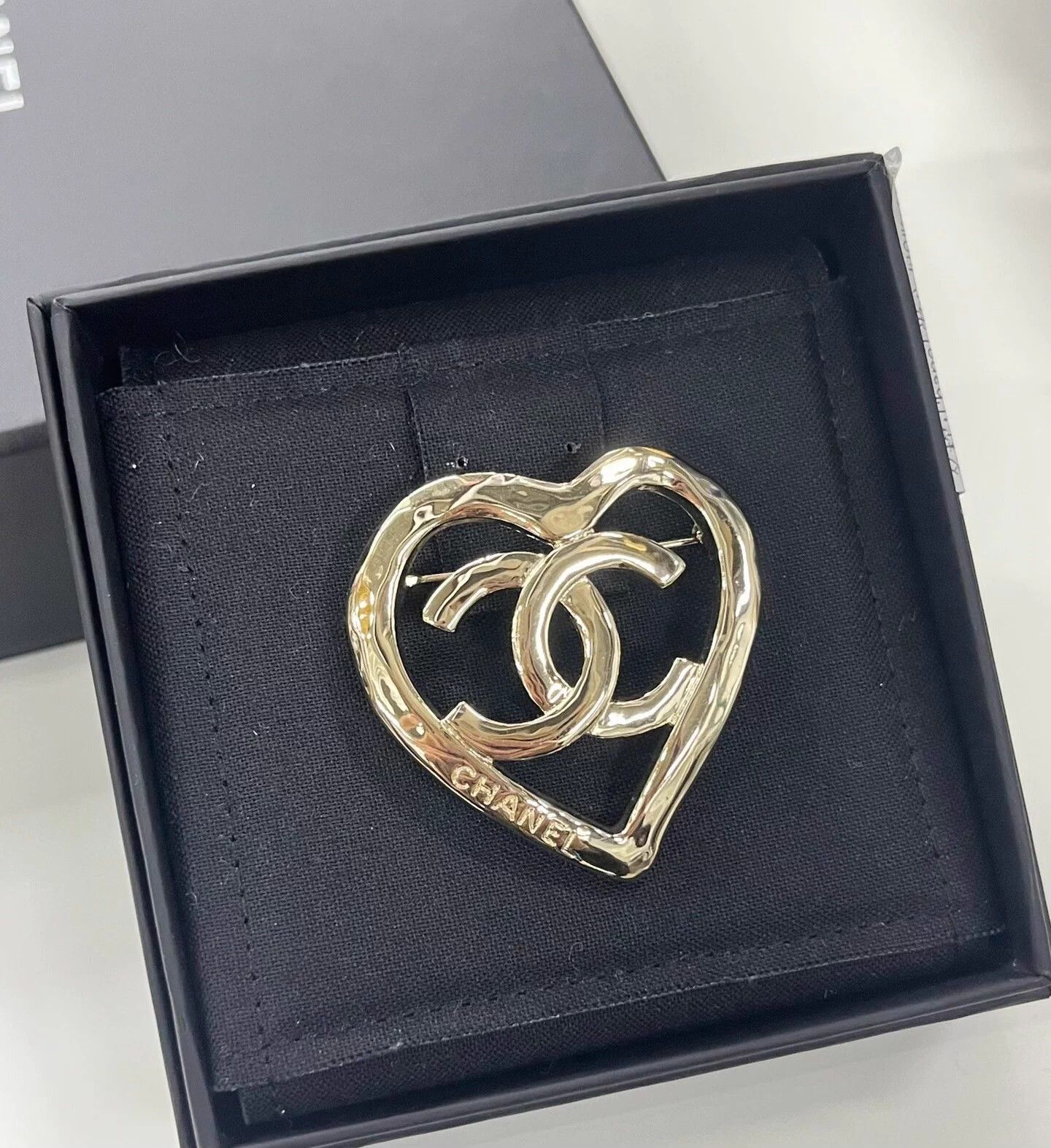 Chanel Chanel Gold Openwork Heart Brooch Mint Size ONE SIZE - 1 Thumbnail