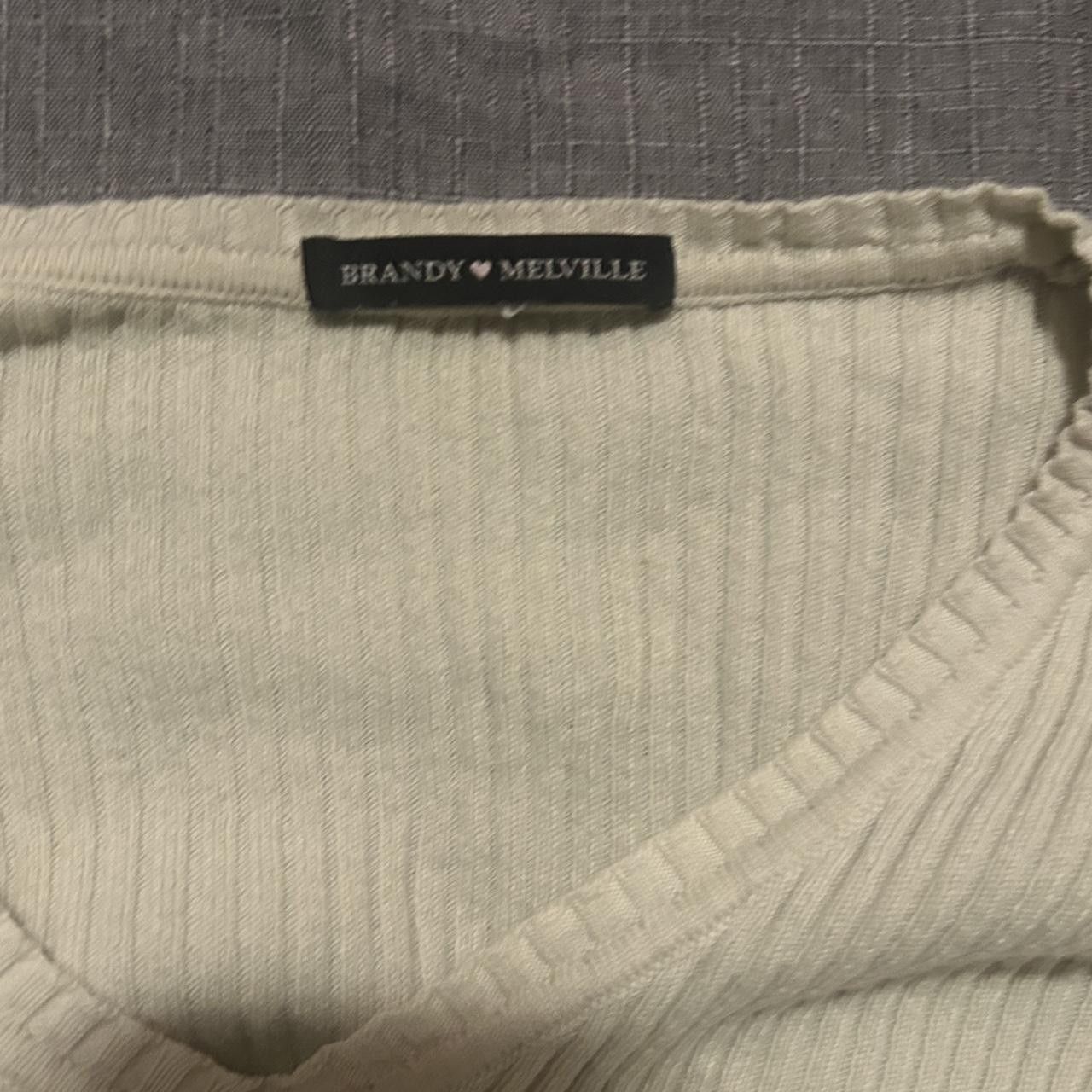 Brandy Melville Brandy Melville top V-neckline with a ruched detail green Size M / US 6-8 / IT 42-44 - 2 Thumbnail