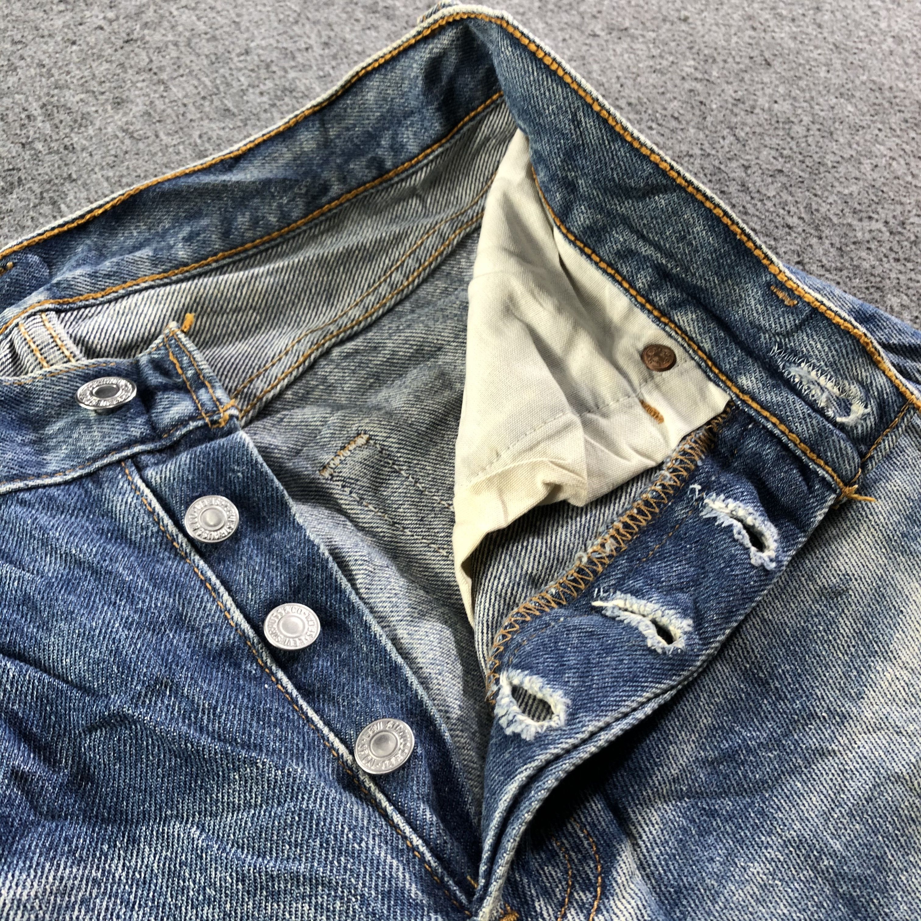 Levi's 90s Vintage Blue Wash Levis 501 Jeans-J3949 Size US 28 / EU 44 - 8 Thumbnail