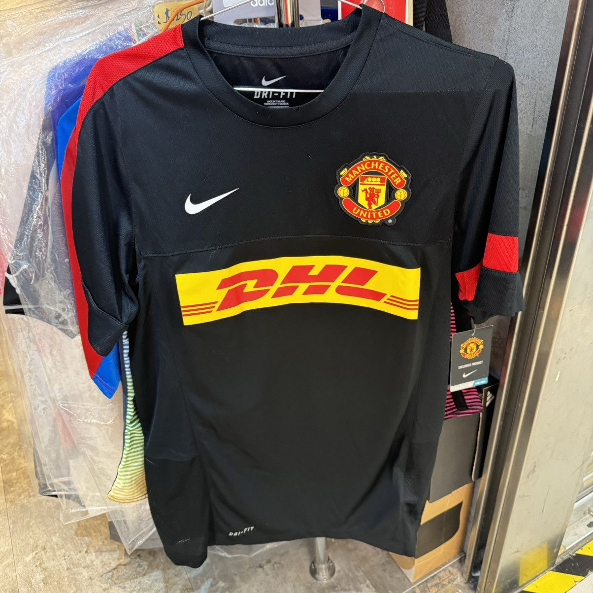 Nike Manchester united 12/13 training shirt (bnwt) Size US L / EU 52-54 / 3 - 1 Thumbnail