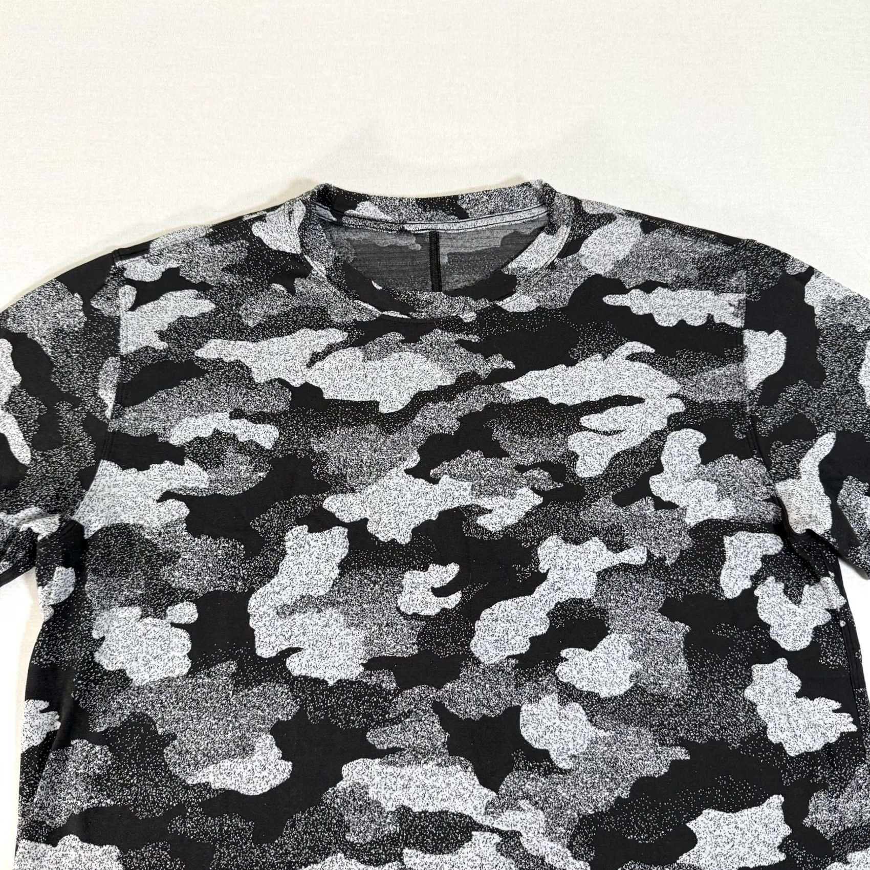 Lululemon Lululemon Womens Black Camo T Shirt Performance Stretch Gym Tee Size 10 Size L / US 10 / IT 46 - 2 Thumbnail