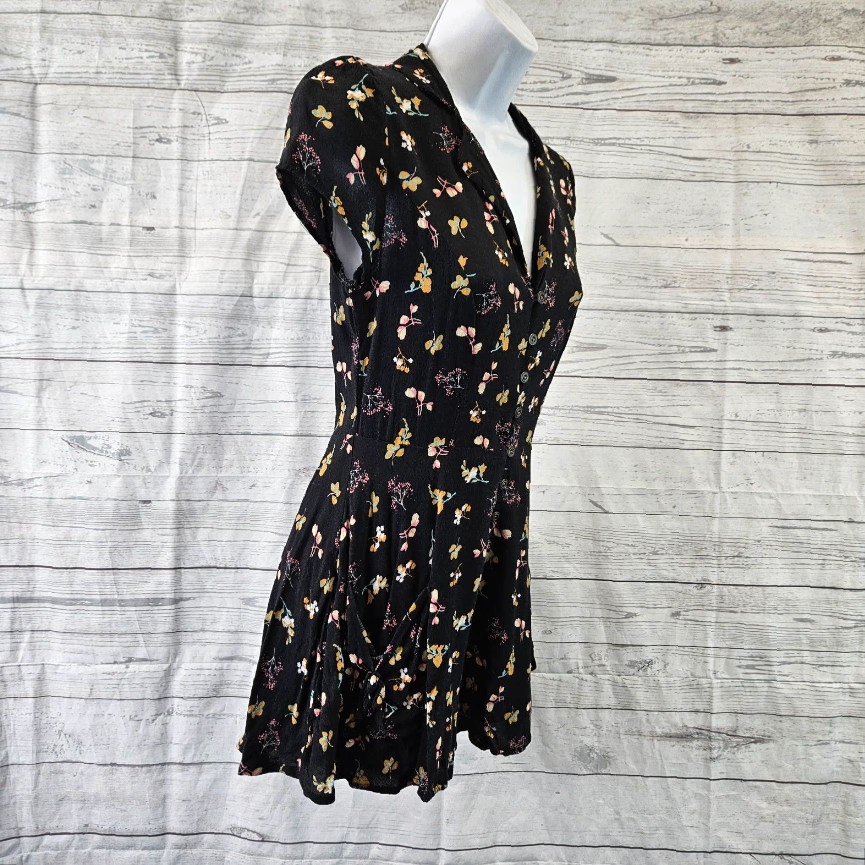 Vintage Kimchi Blue Romper Womens Black Pink Floral Pockets Short Sleeve Viscose Sz 0 Adult Womens Size 25" / US 0 / IT 36 - 3 Thumbnail