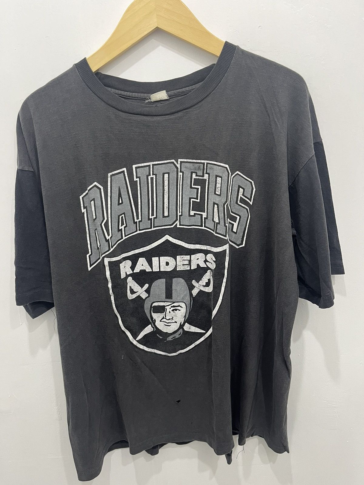 Vintage Thrashed Sun Faded Raiders Distressed Skull Logo Tee Y2K Vtg Size US XXL / EU 58 / 5 - 1 Thumbnail