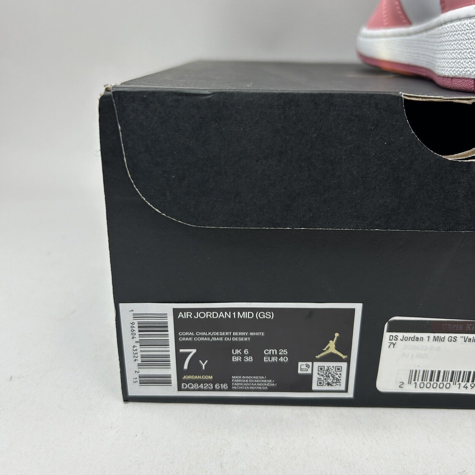Nike Nike Air Jordan 1 Retro Mid GS “Valentines Day/Coral Pink” Size US 8.5 / IT 38.5 - 5 Thumbnail